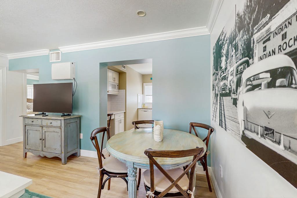 Spacious Gulf side condo beach access full kitchen and central AC