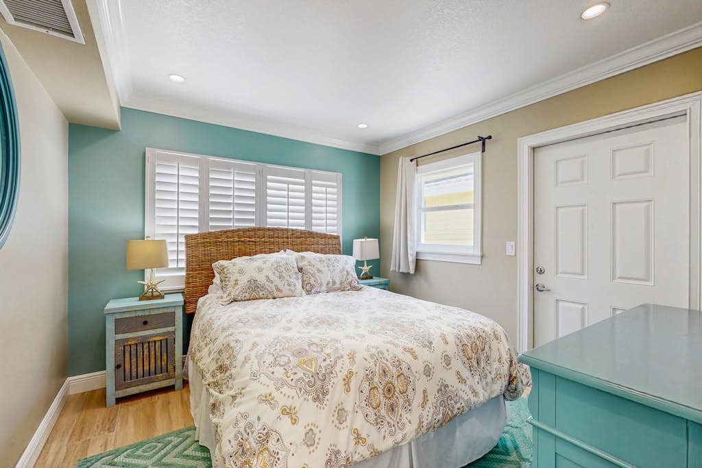 Spacious Gulf side condo beach access full kitchen and central AC