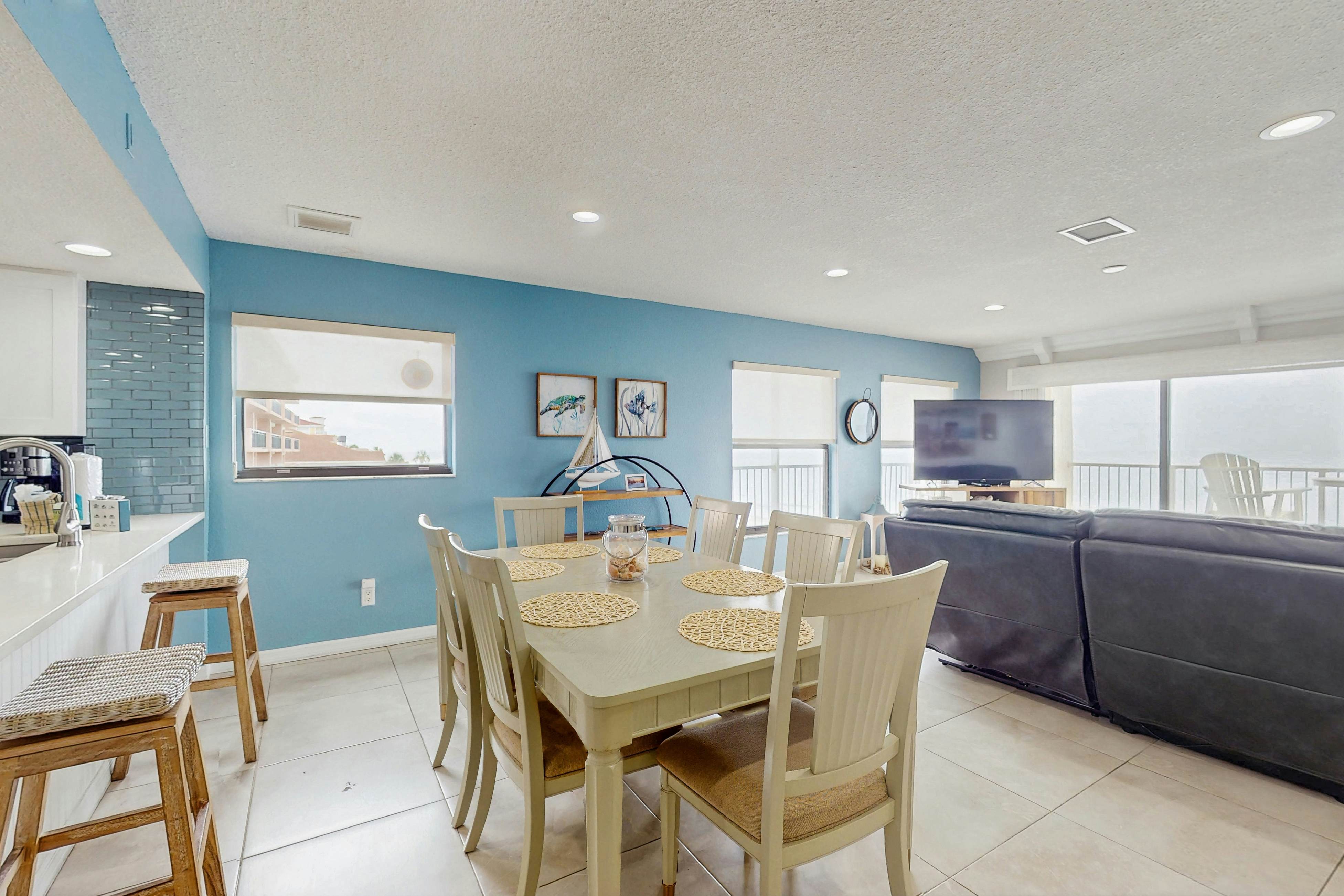 Coastal condo with sweeping Gulf views & wraparound balcony - dogs welcome