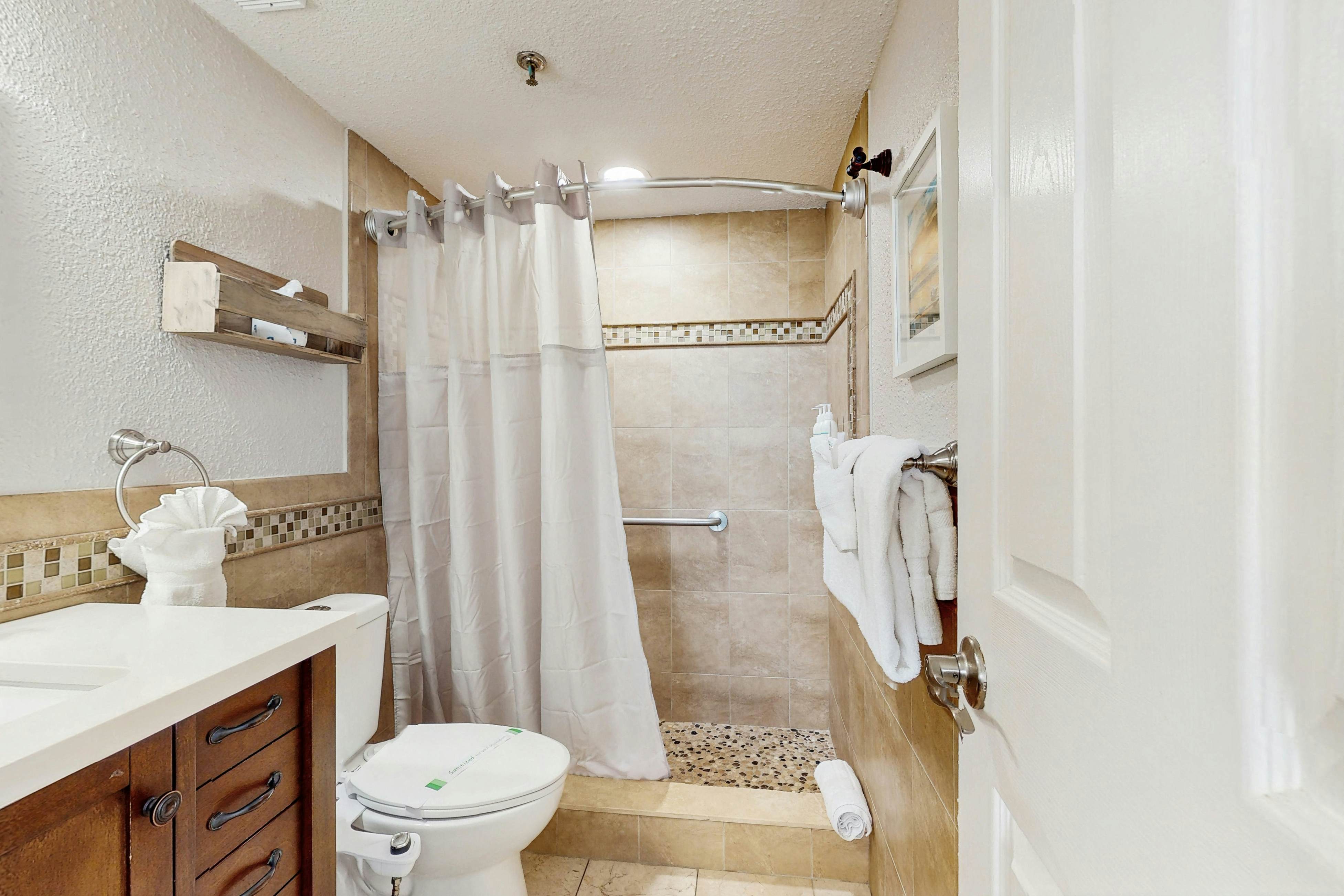 Coastal condo with sweeping Gulf views & wraparound balcony - dogs welcome