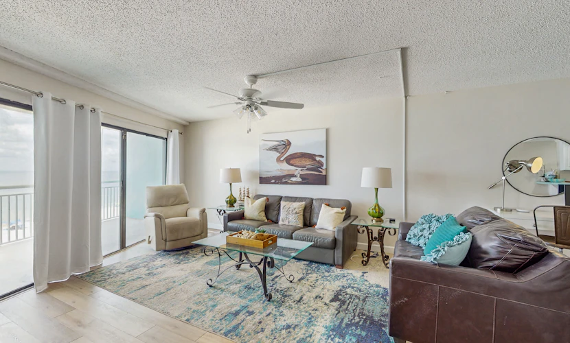 Beachfront Condo in Tampa | Balcony & Heated Pool