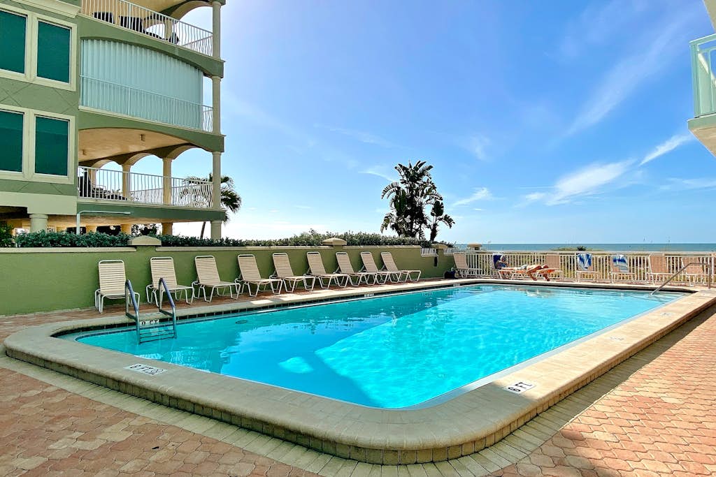Beachfront Condo in Tampa | Balcony & Heated Pool