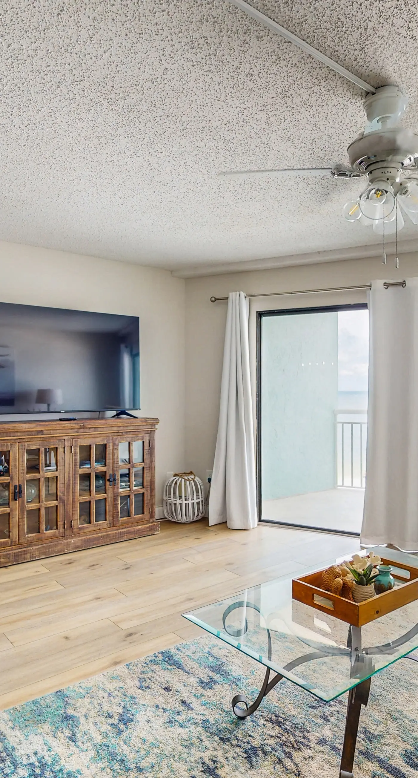 Beachfront Condo in Tampa | Balcony & Heated Pool