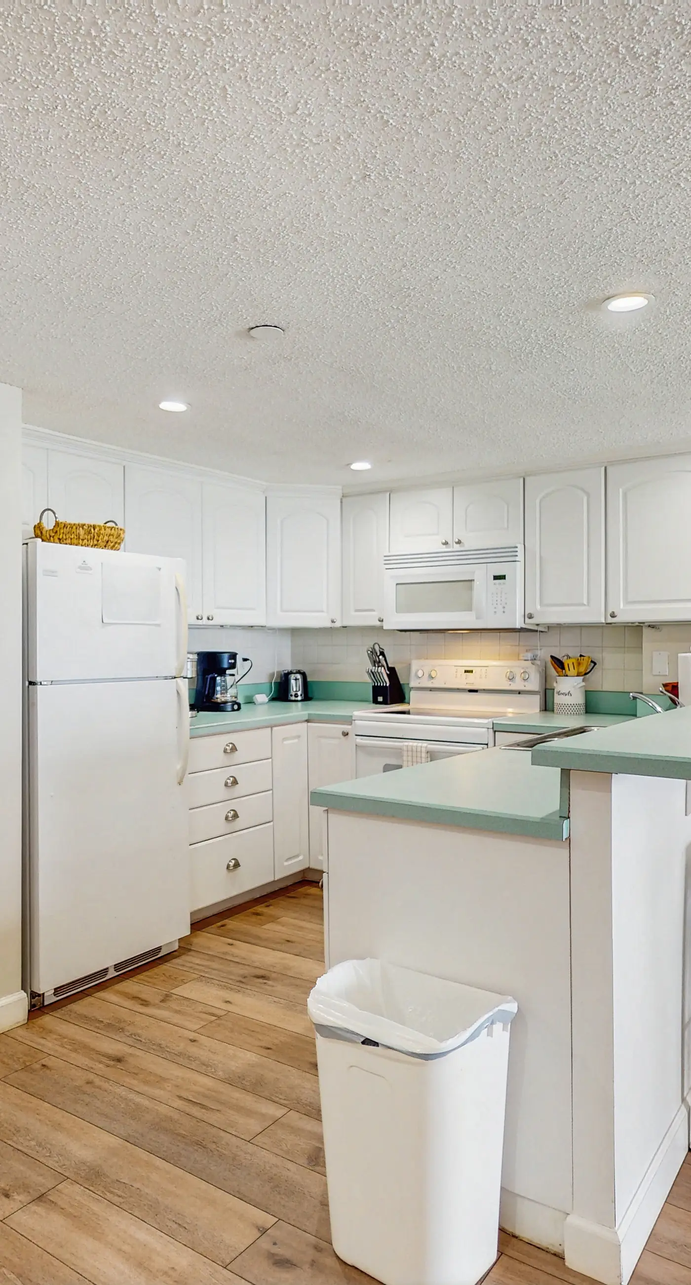 Beachfront Condo in Tampa | Balcony & Heated Pool