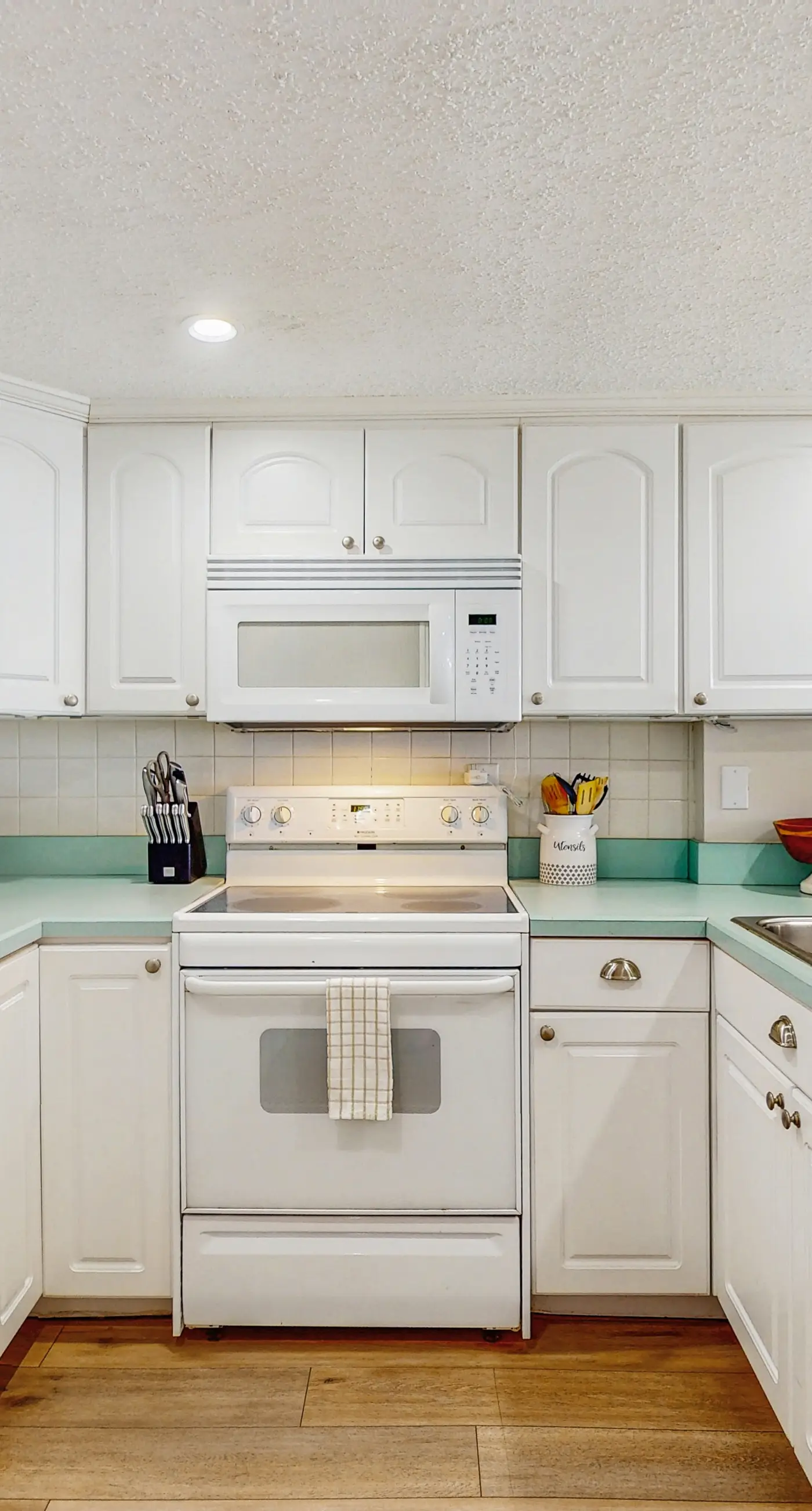 Beachfront Condo in Tampa | Balcony & Heated Pool