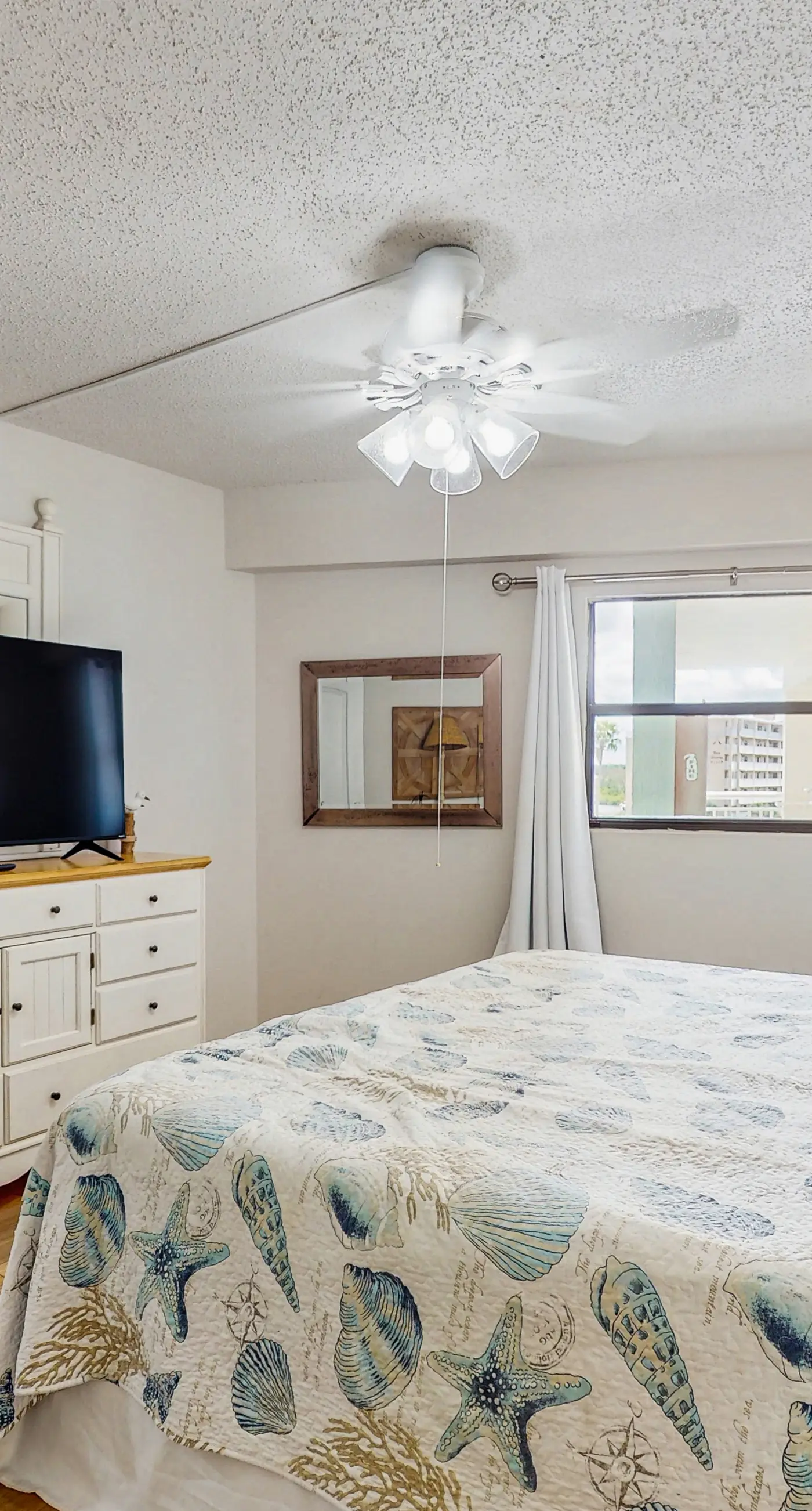 Beachfront Condo in Tampa | Balcony & Heated Pool