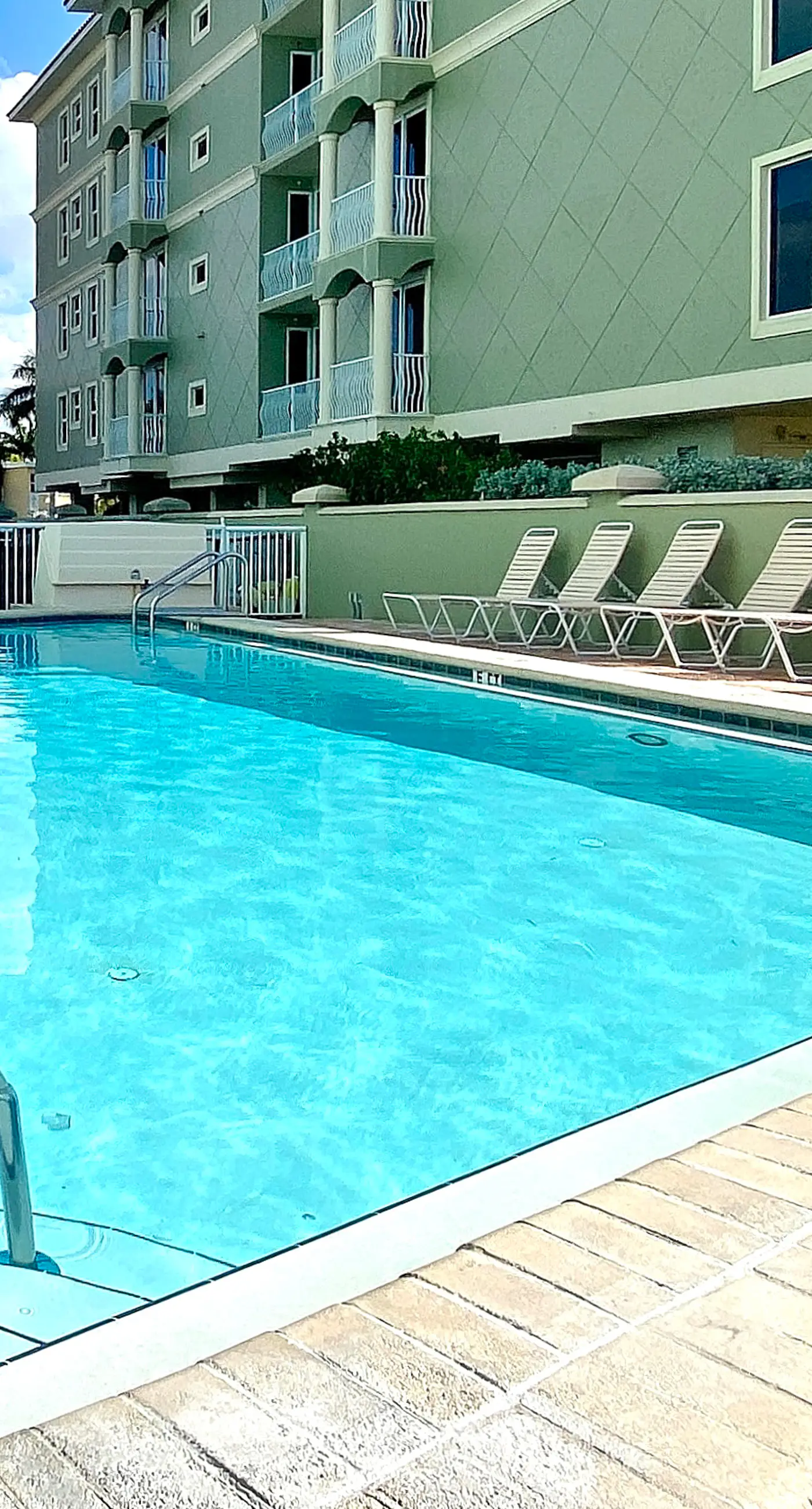 Beachfront Condo in Tampa | Balcony & Heated Pool