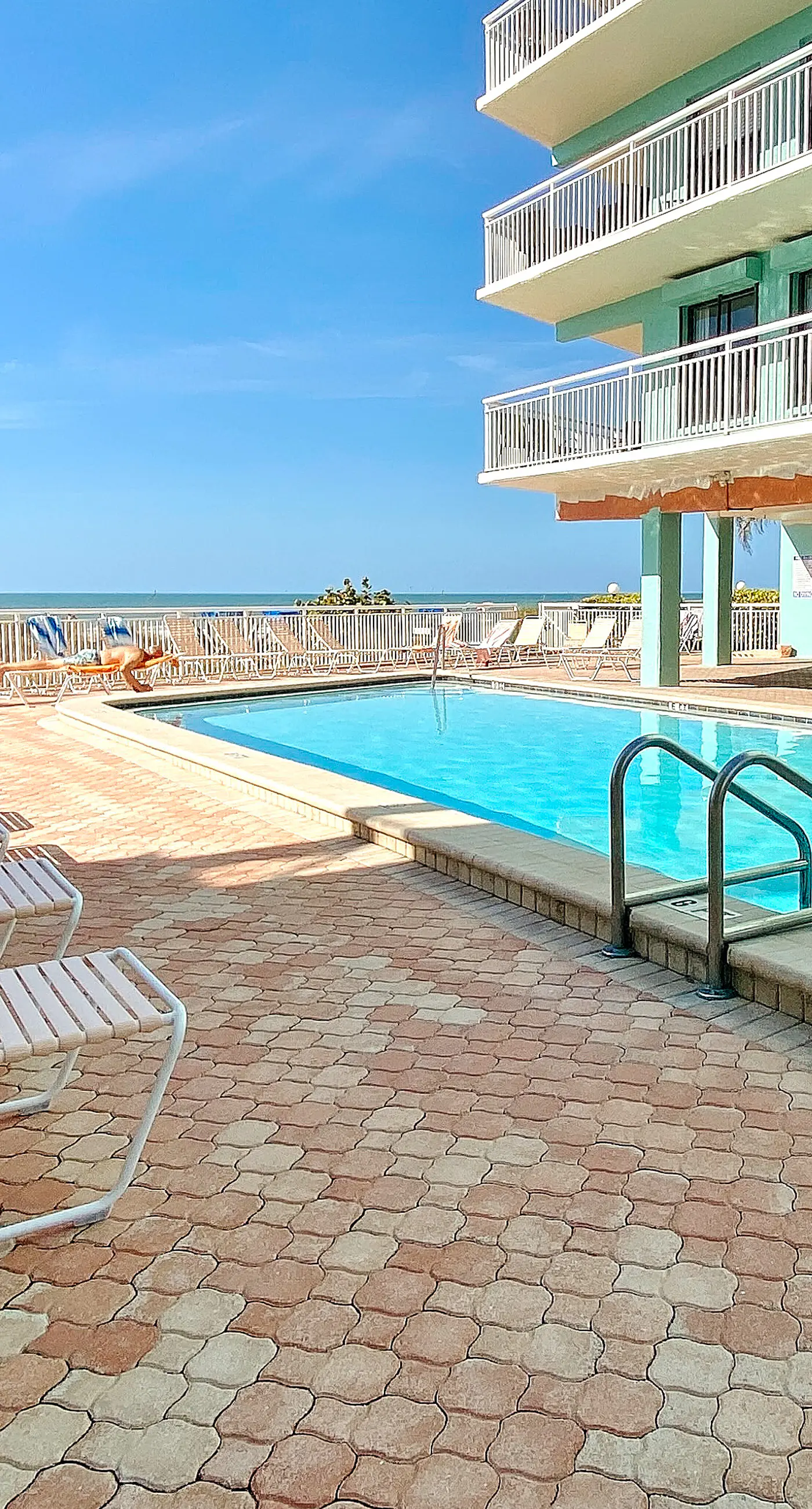 Beachfront Condo in Tampa | Balcony & Heated Pool