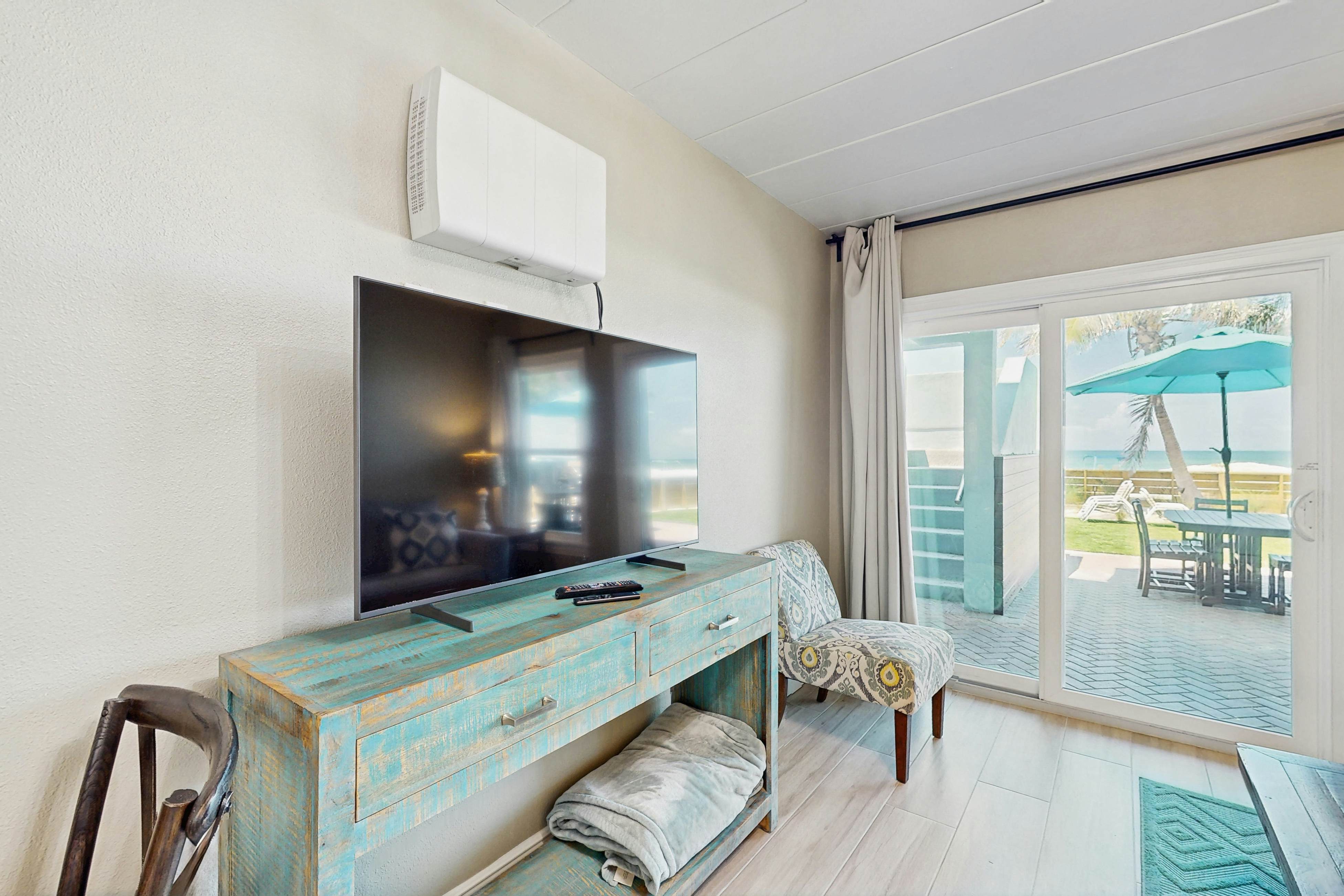 Gulf-front condo - ground-floor, beach access - full kitchen & central AC