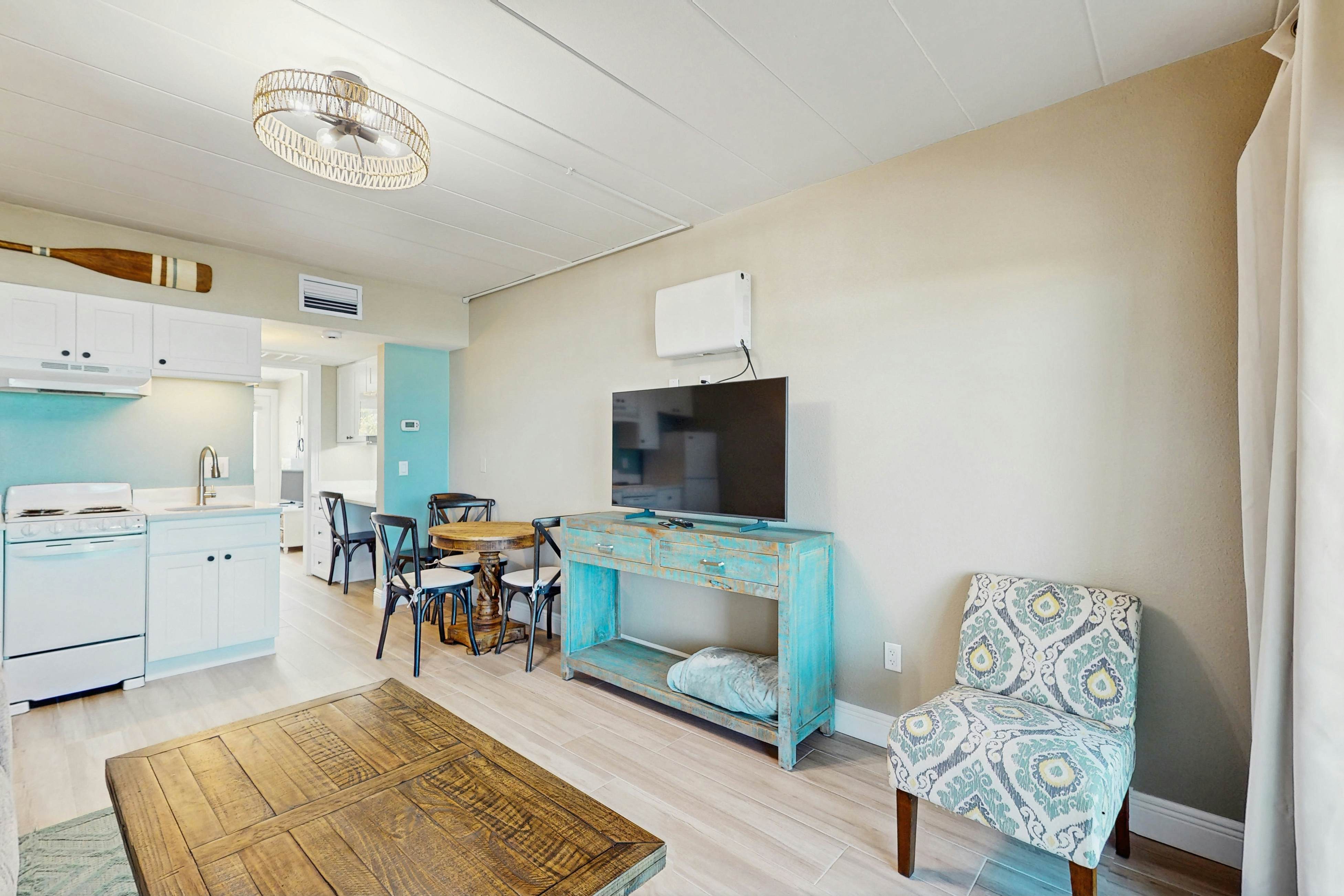 Gulf-front condo - ground-floor, beach access - full kitchen & central AC