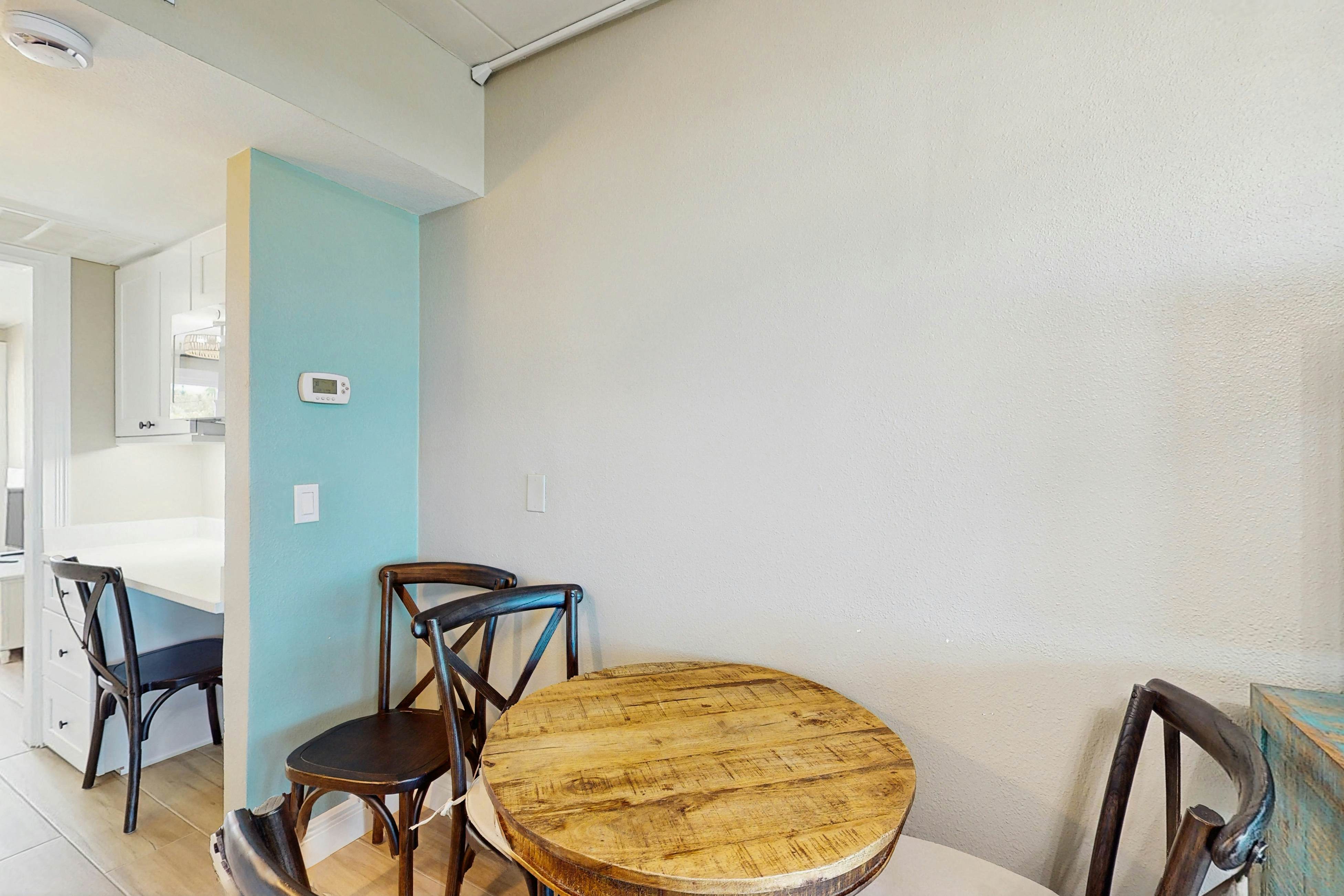 Gulf-front condo - ground-floor, beach access - full kitchen & central AC