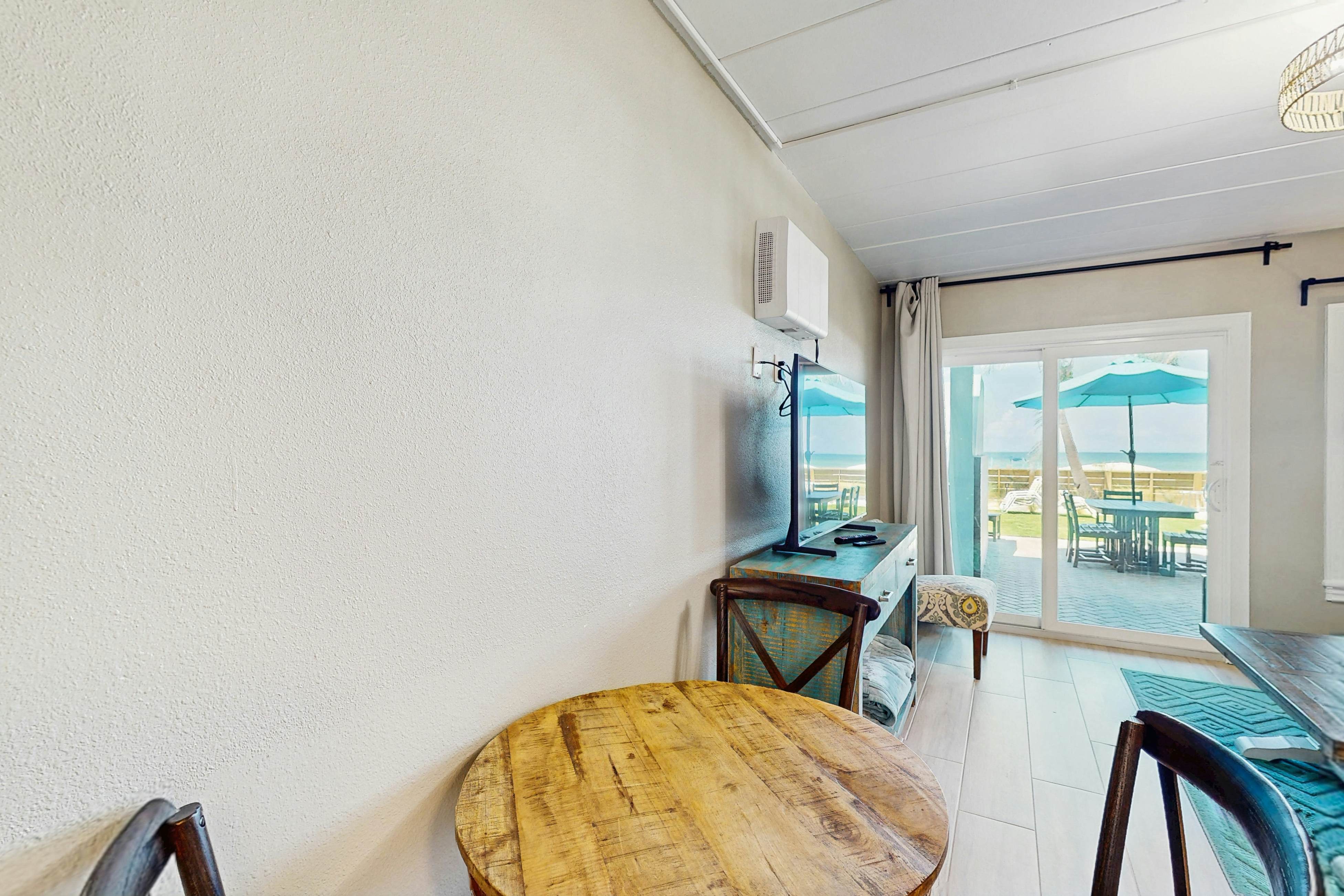 Gulf-front condo - ground-floor, beach access - full kitchen & central AC