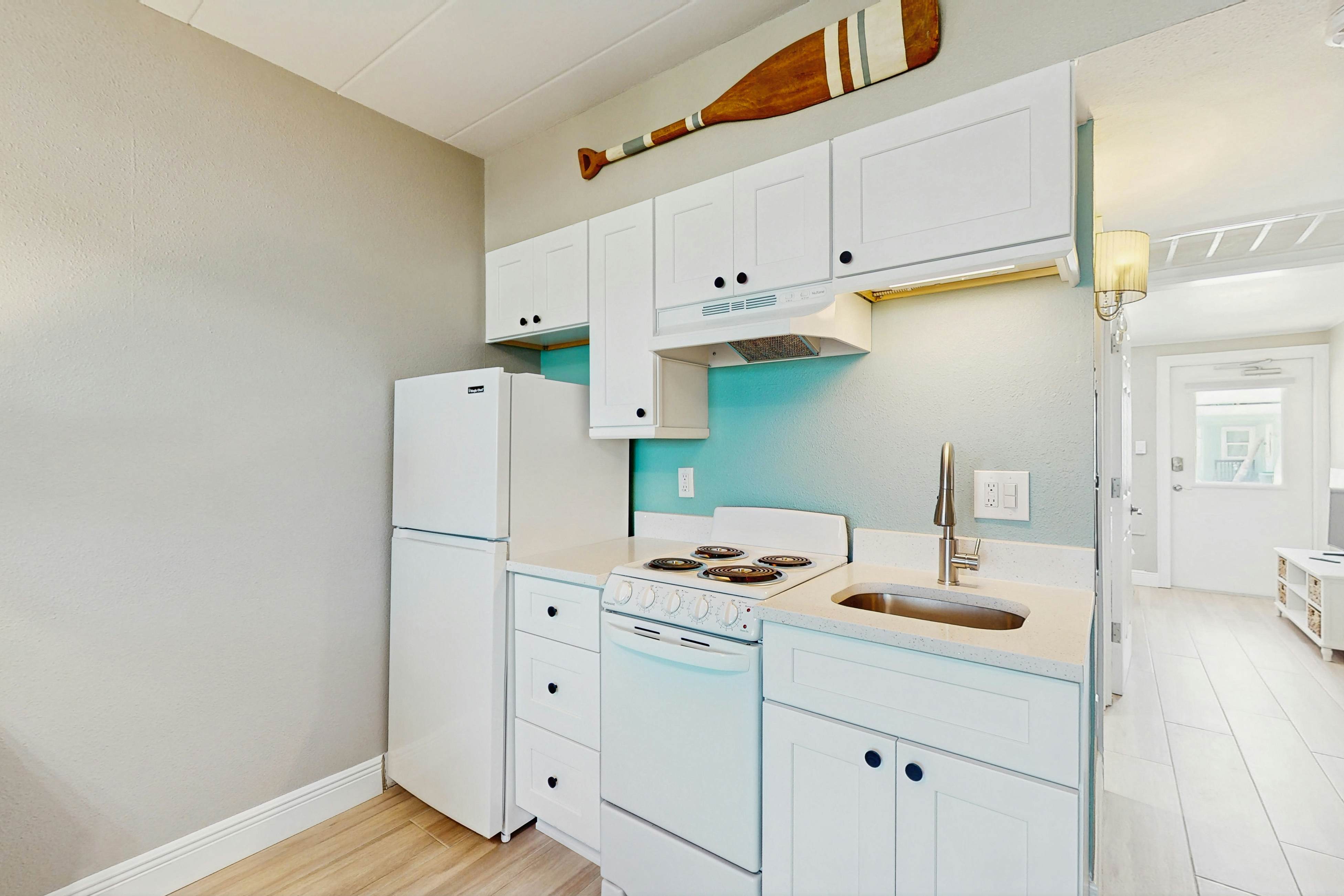 Gulf-front condo - ground-floor, beach access - full kitchen & central AC