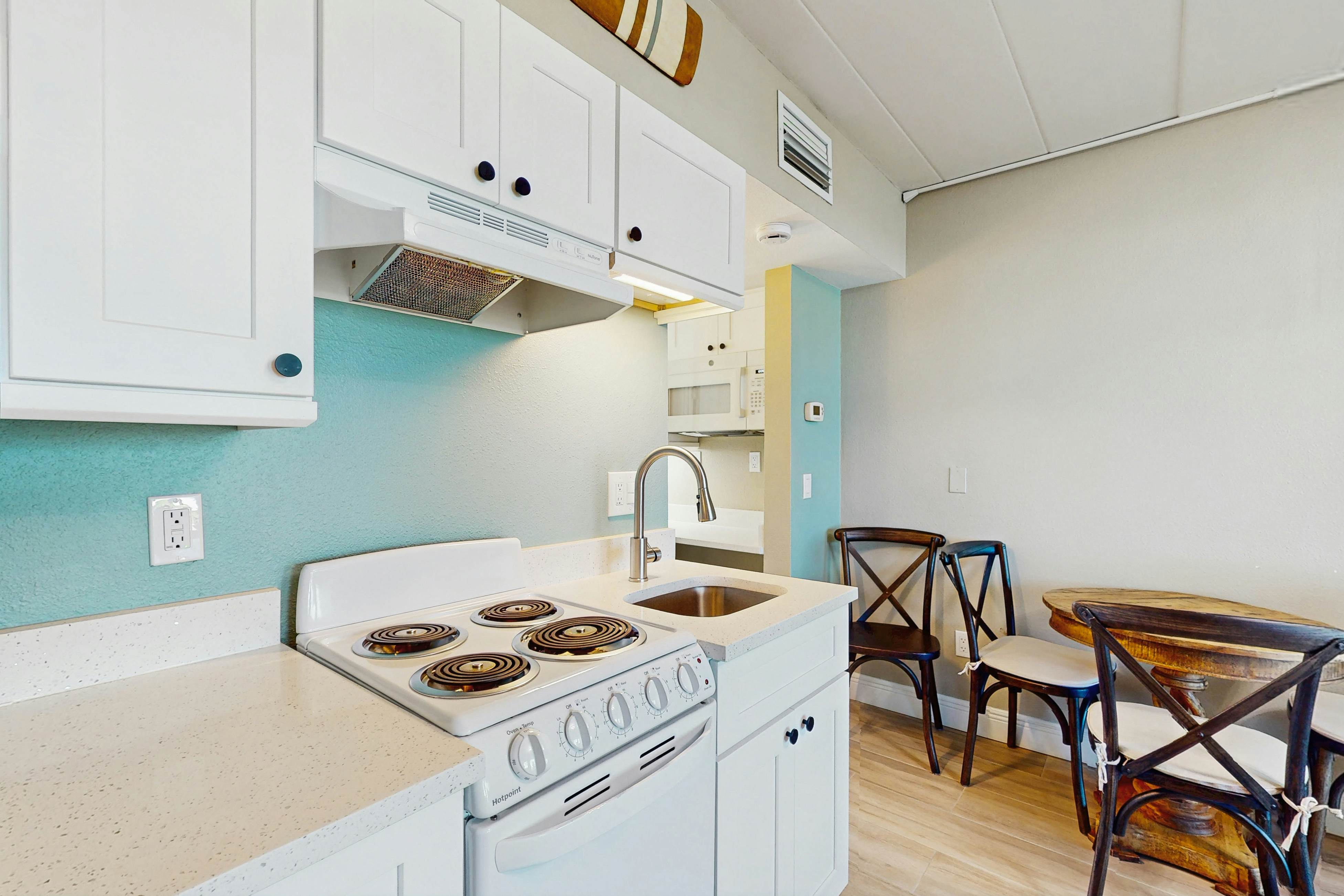 Gulf-front condo - ground-floor, beach access - full kitchen & central AC