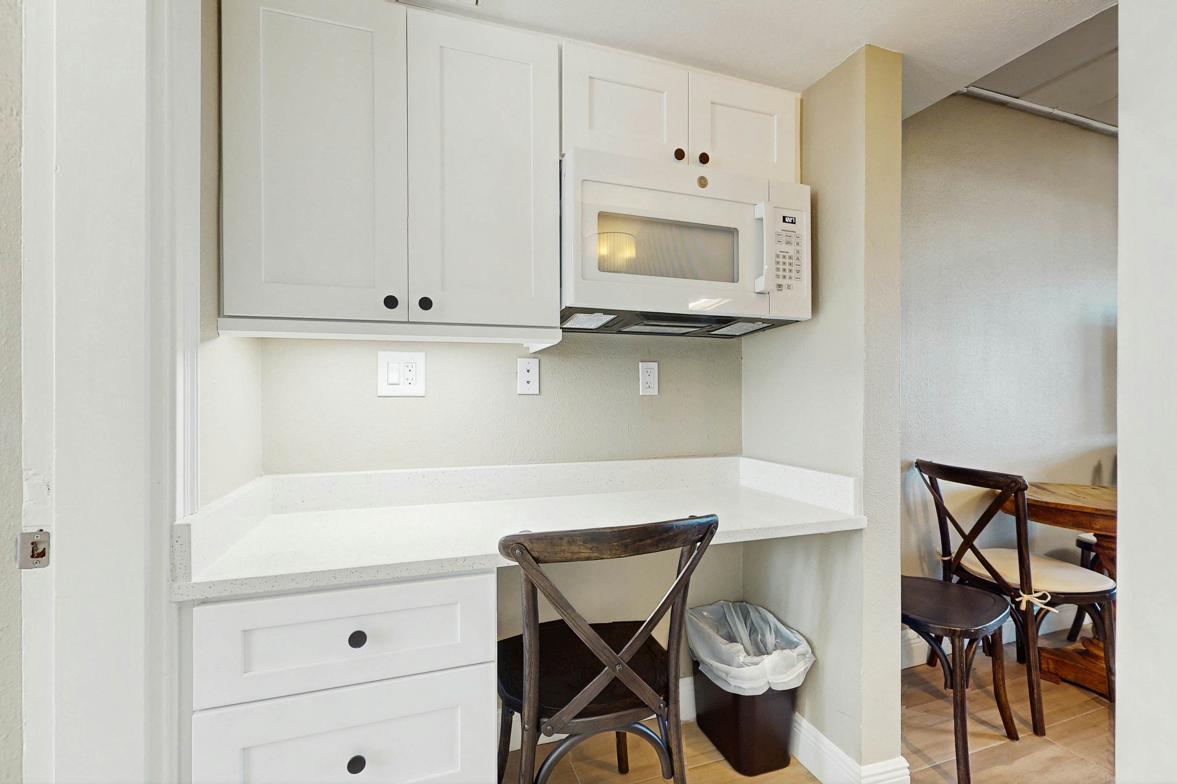 Gulf-front condo - ground-floor, beach access - full kitchen & central AC