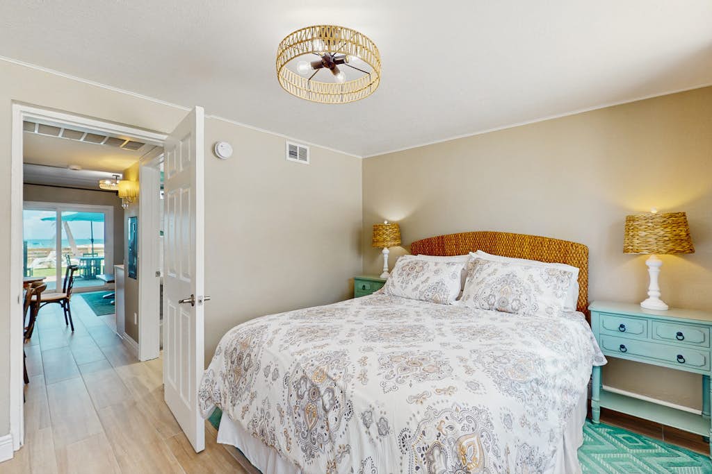 Gulf front condo ground floor beach access full kitchen and central AC