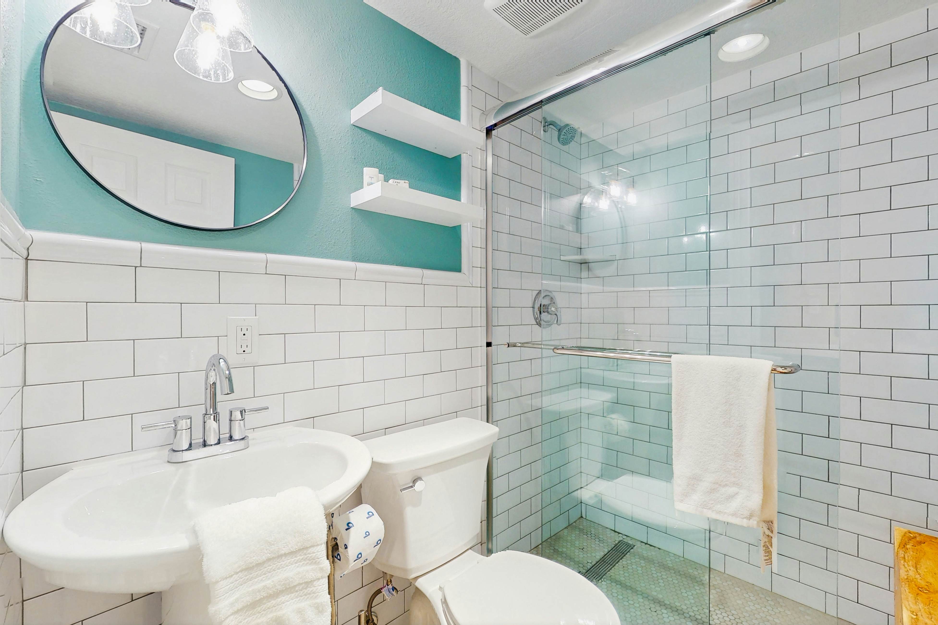 Gulf-front condo - ground-floor, beach access - full kitchen & central AC