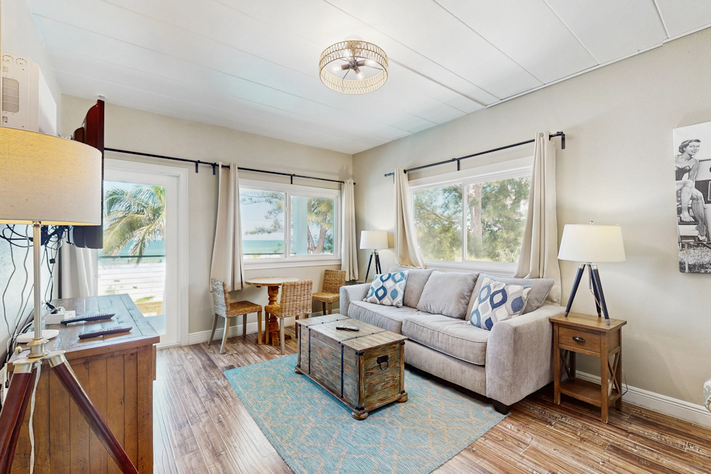 Gulf front condo beach access full kitchen and central AC
