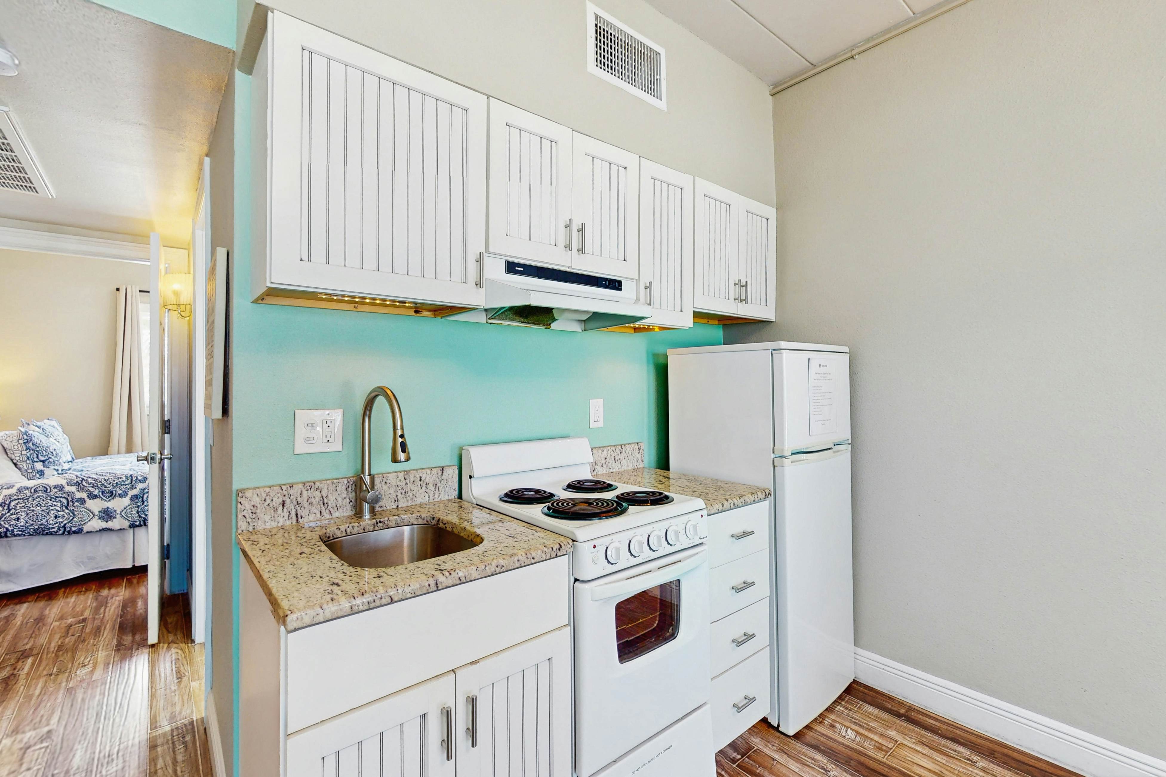 Gulf-front condo - beach access - full kitchen & central AC