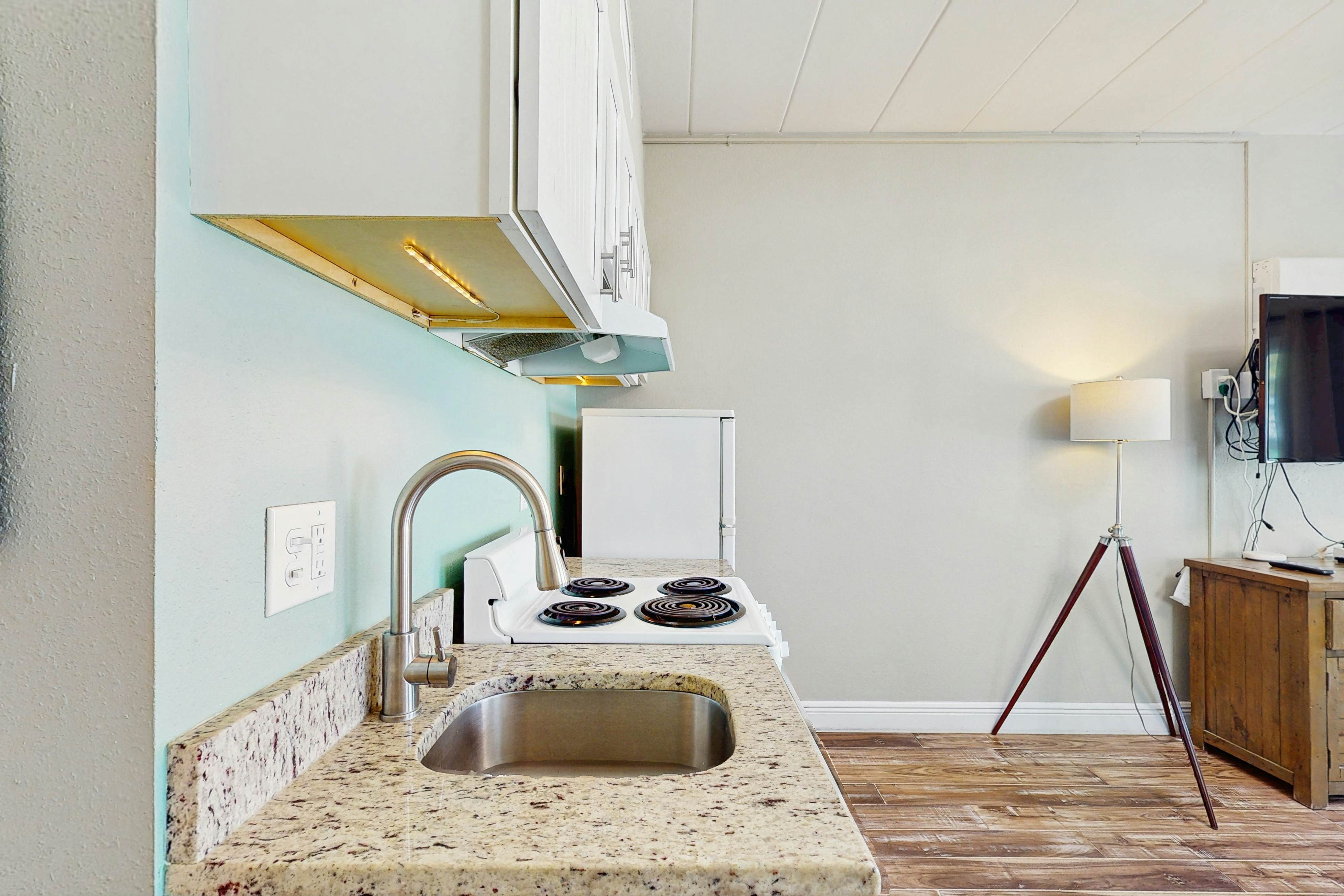 Gulf-front condo - beach access - full kitchen & central AC