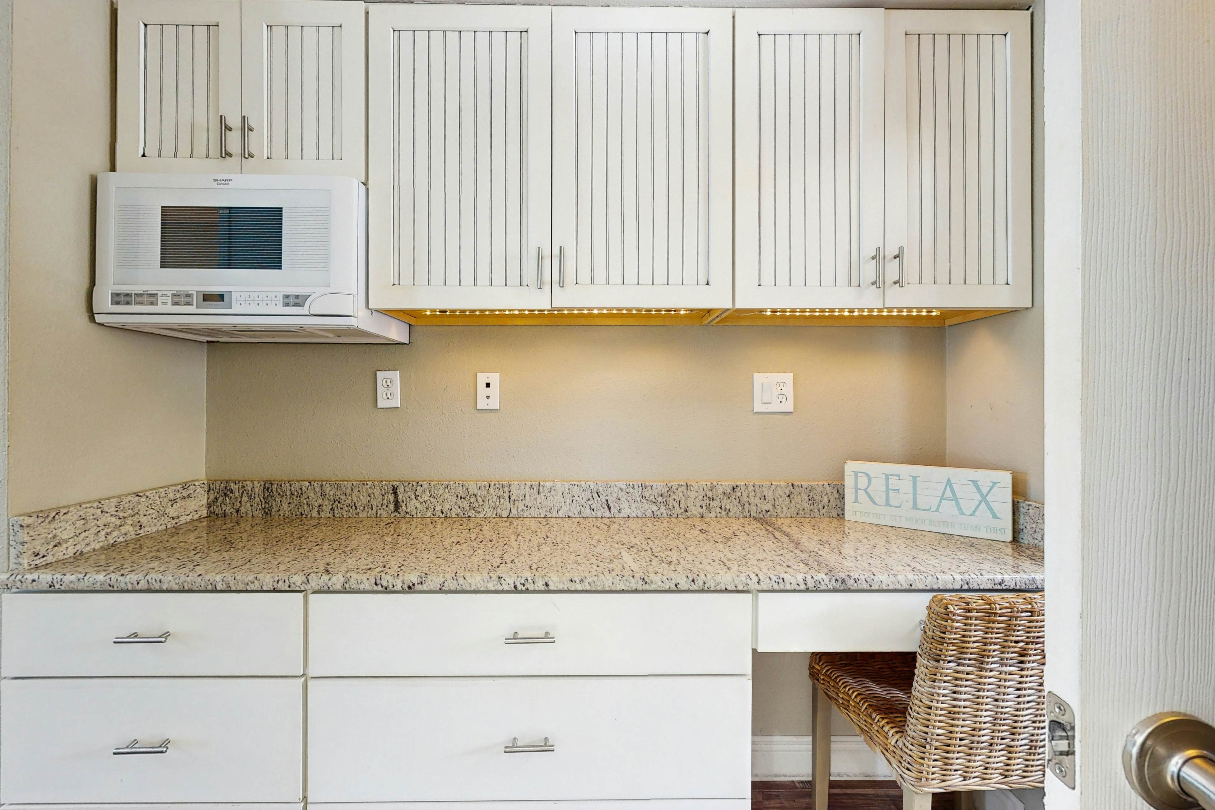 Gulf-front condo - beach access - full kitchen & central AC