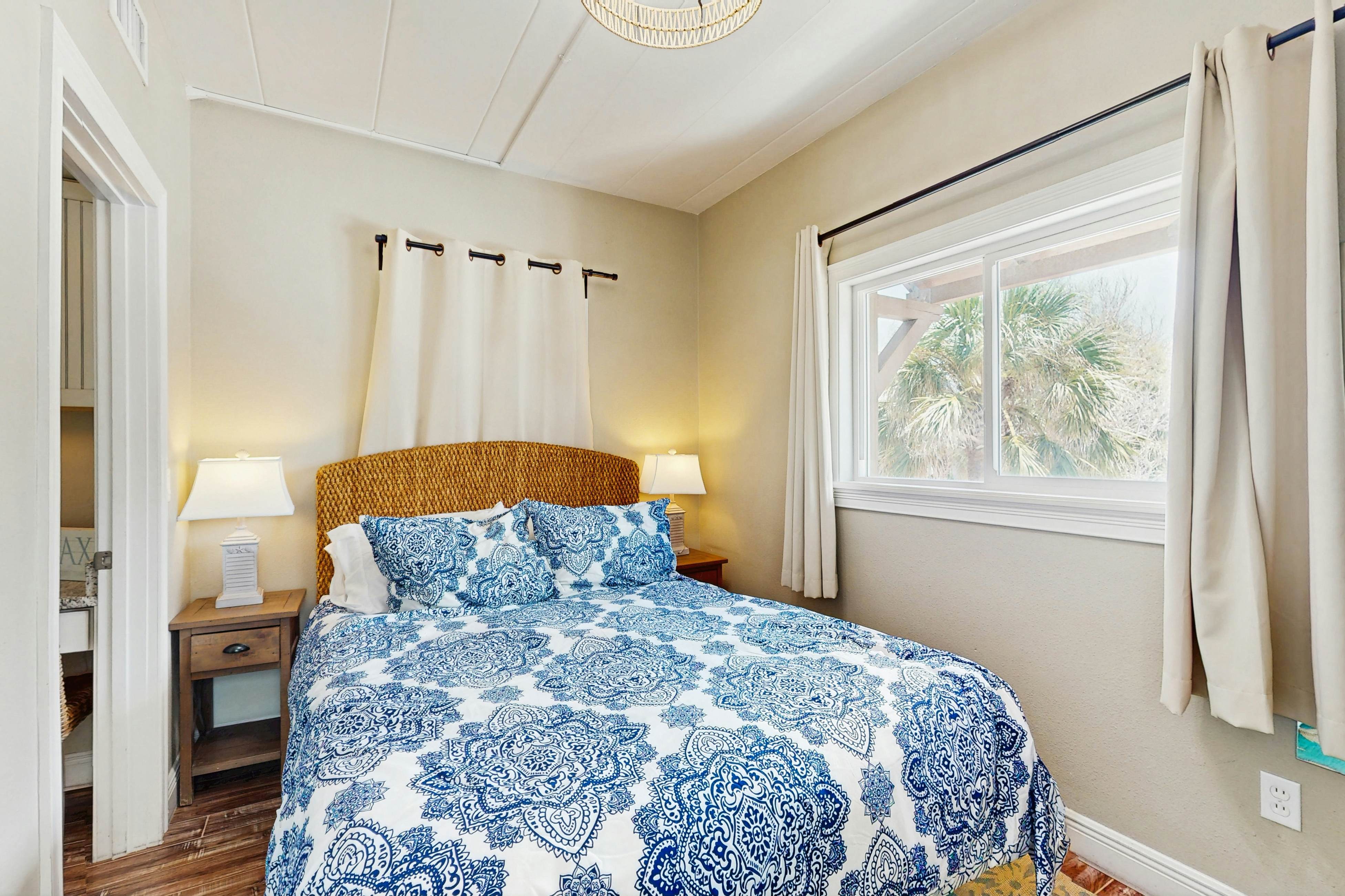 Gulf-front condo - beach access - full kitchen & central AC