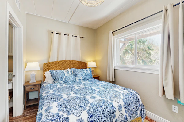 Gulf front condo beach access full kitchen and central AC