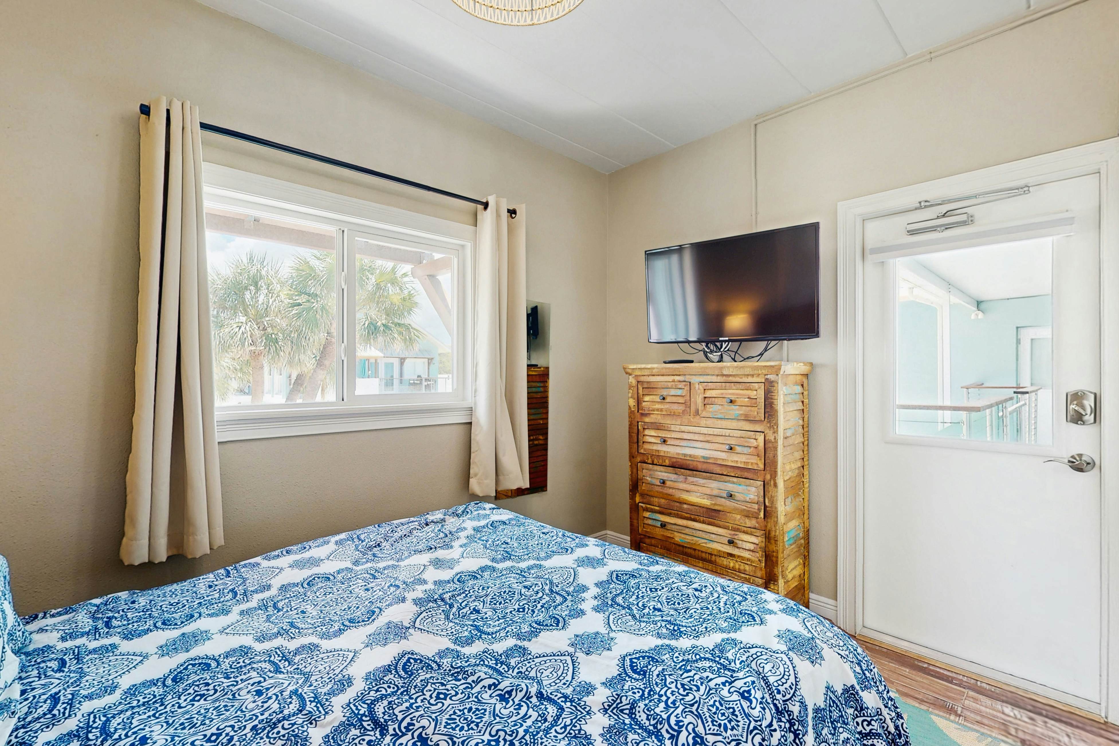 Gulf-front condo - beach access - full kitchen & central AC