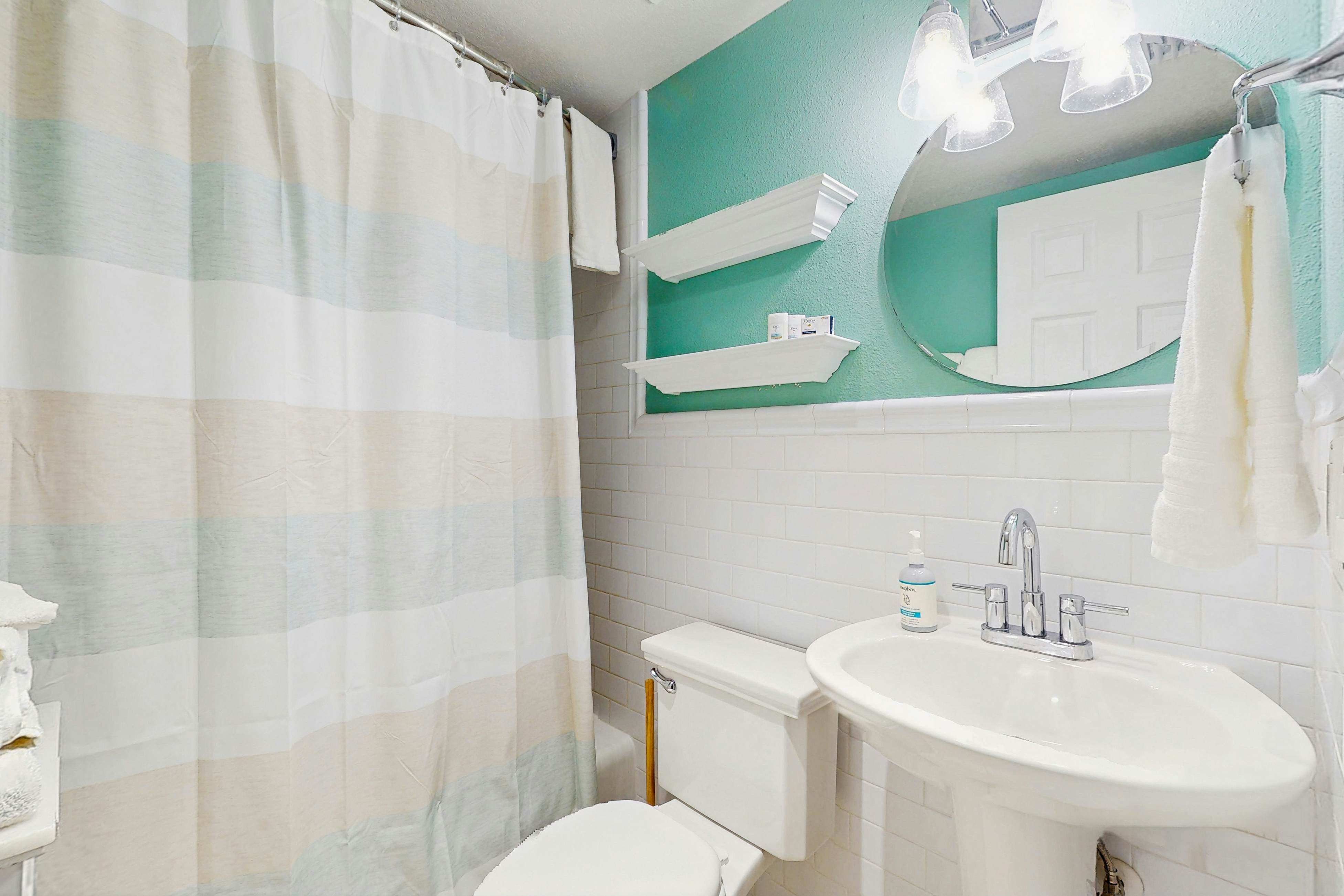 Gulf-front condo - beach access - full kitchen & central AC