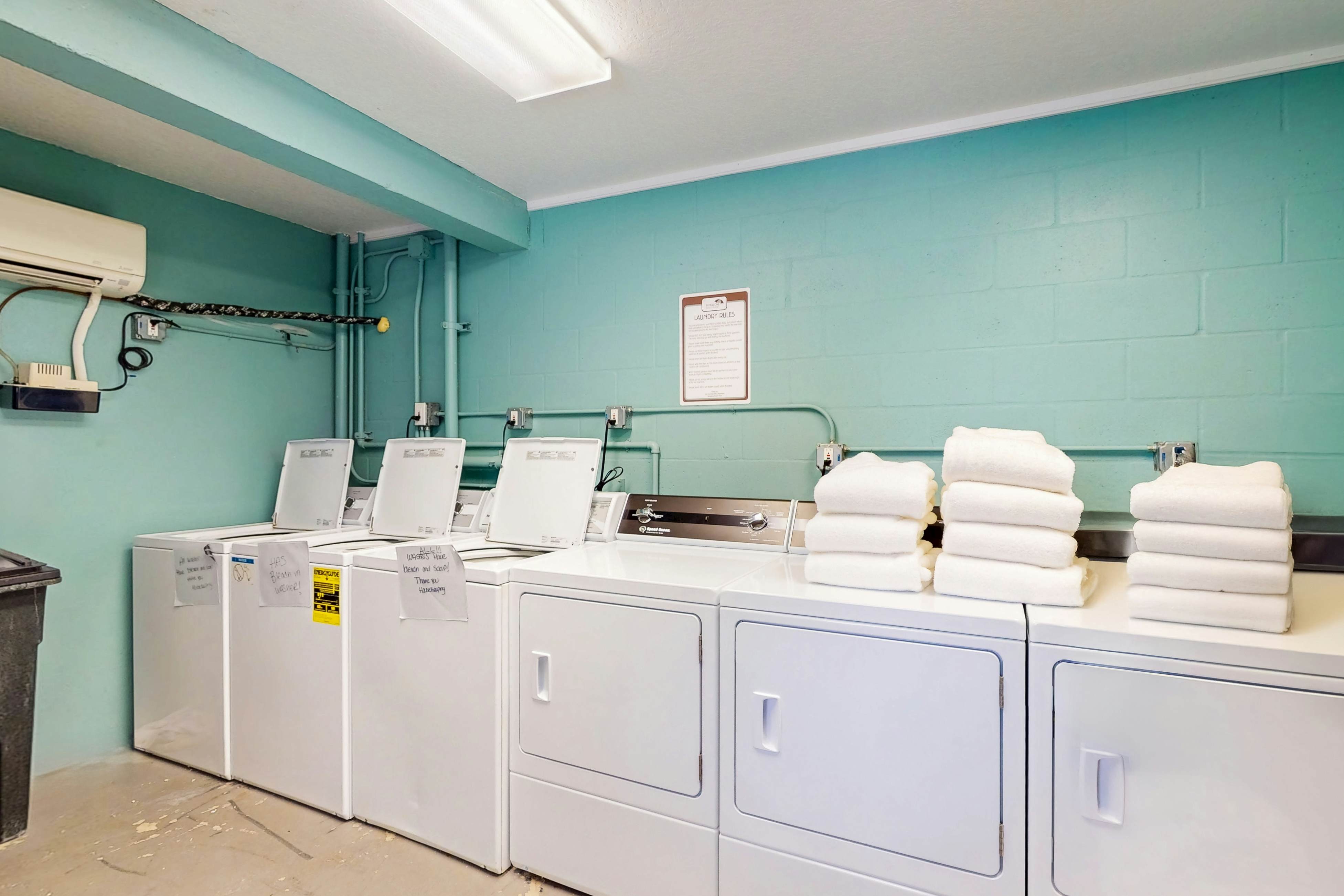 Gulf-front condo - beach access - full kitchen & central AC