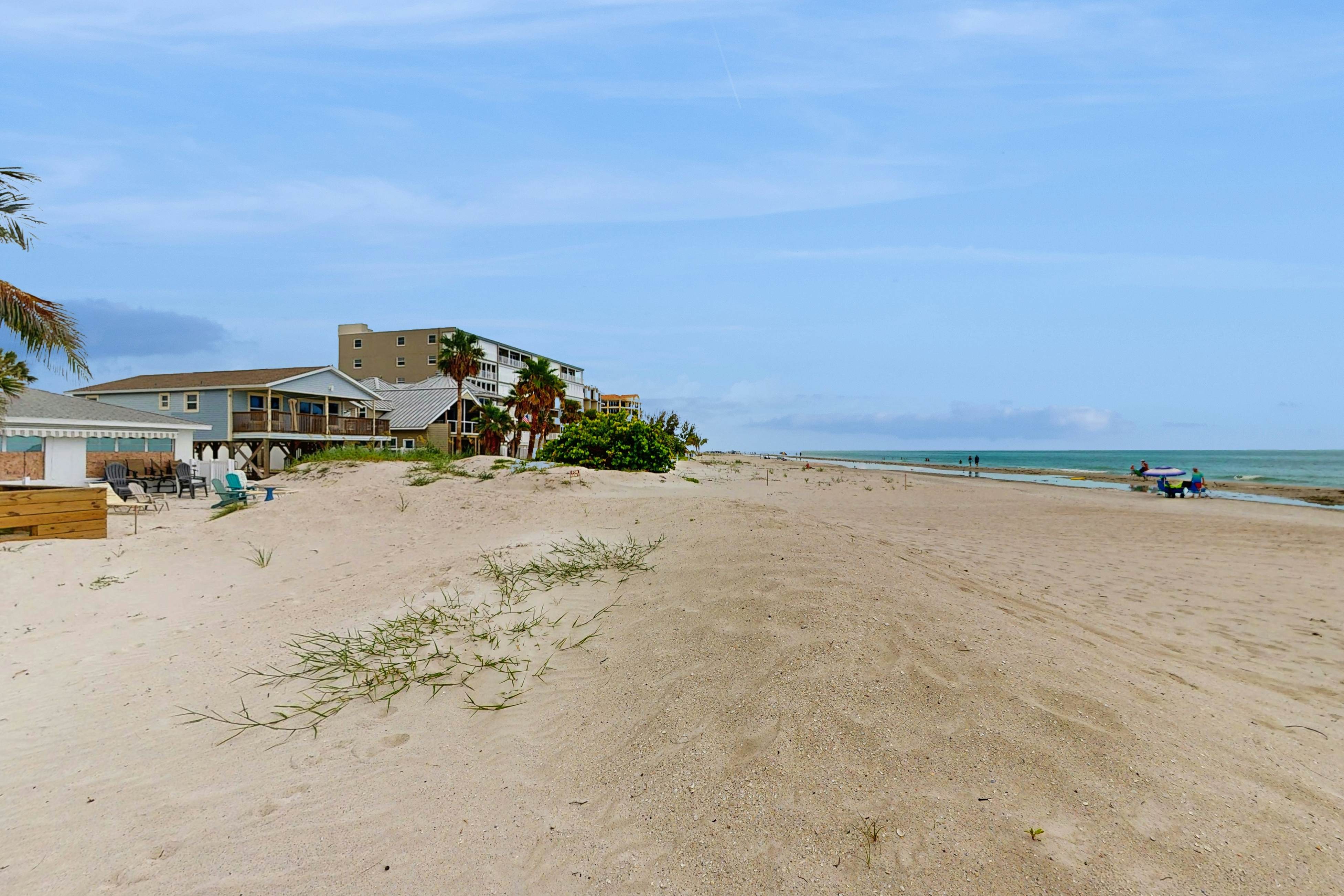 Gulf-front condo - beach access - full kitchen & central AC