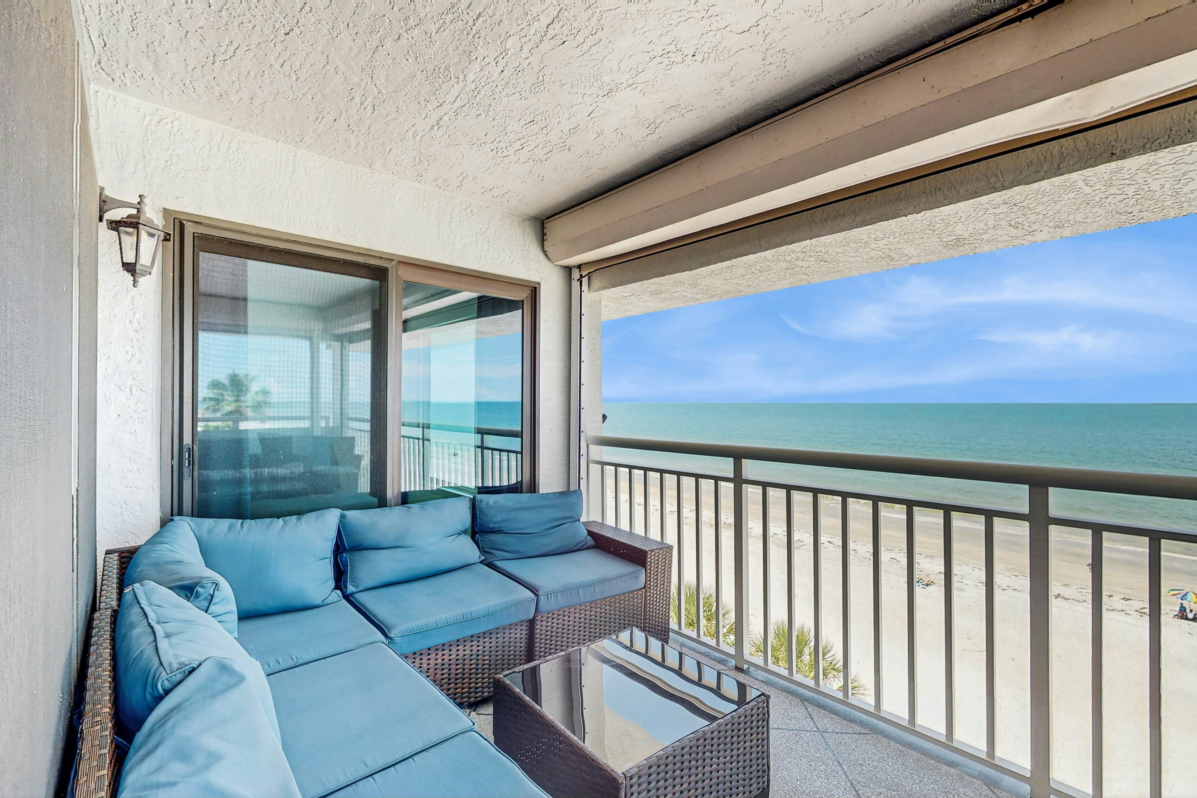 5th-floor beachfront condo w/private balcony, W/D, on-site outdoor pool and AC