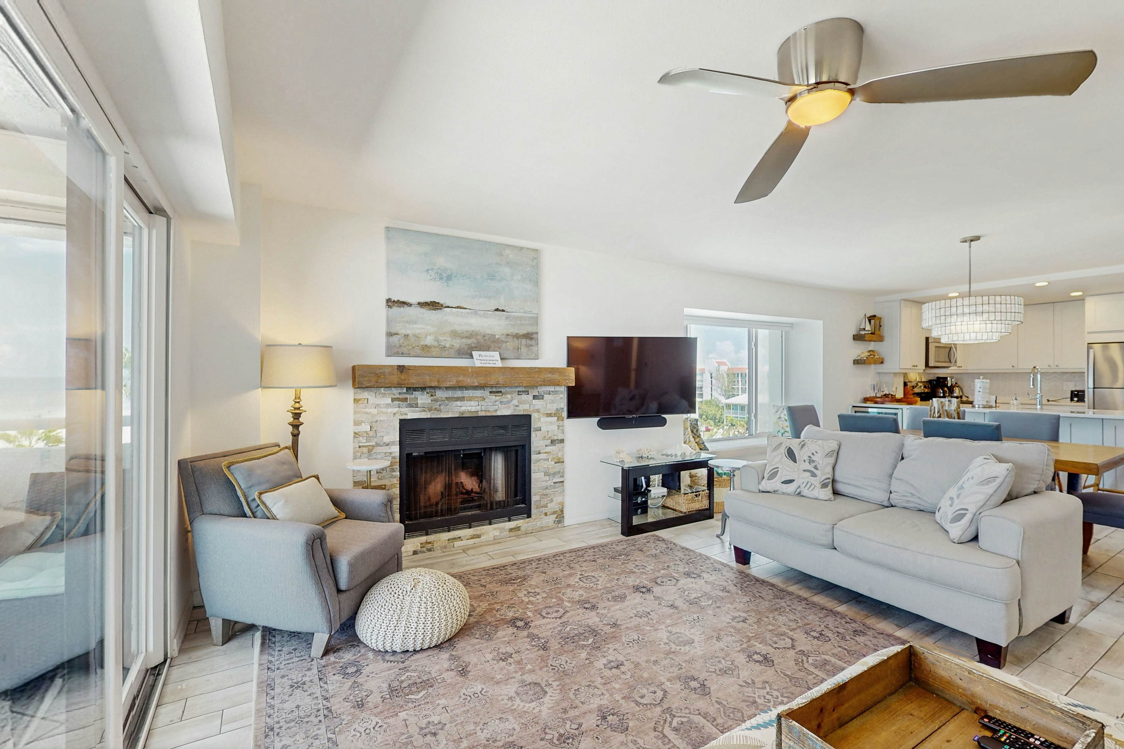 5th-floor beachfront condo w/private balcony, W/D, on-site outdoor pool and AC