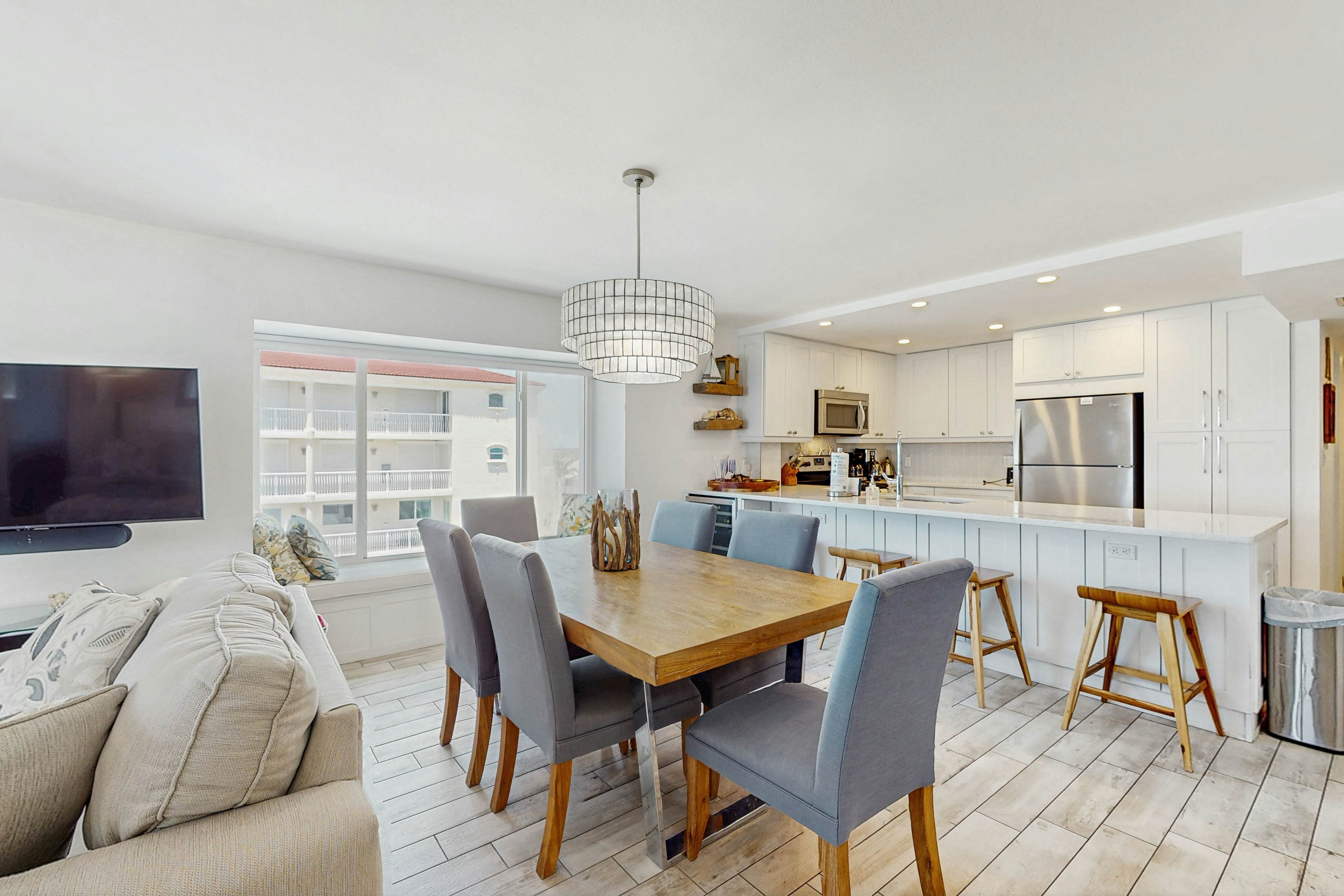 5th-floor beachfront condo w/private balcony, W/D, on-site outdoor pool and AC