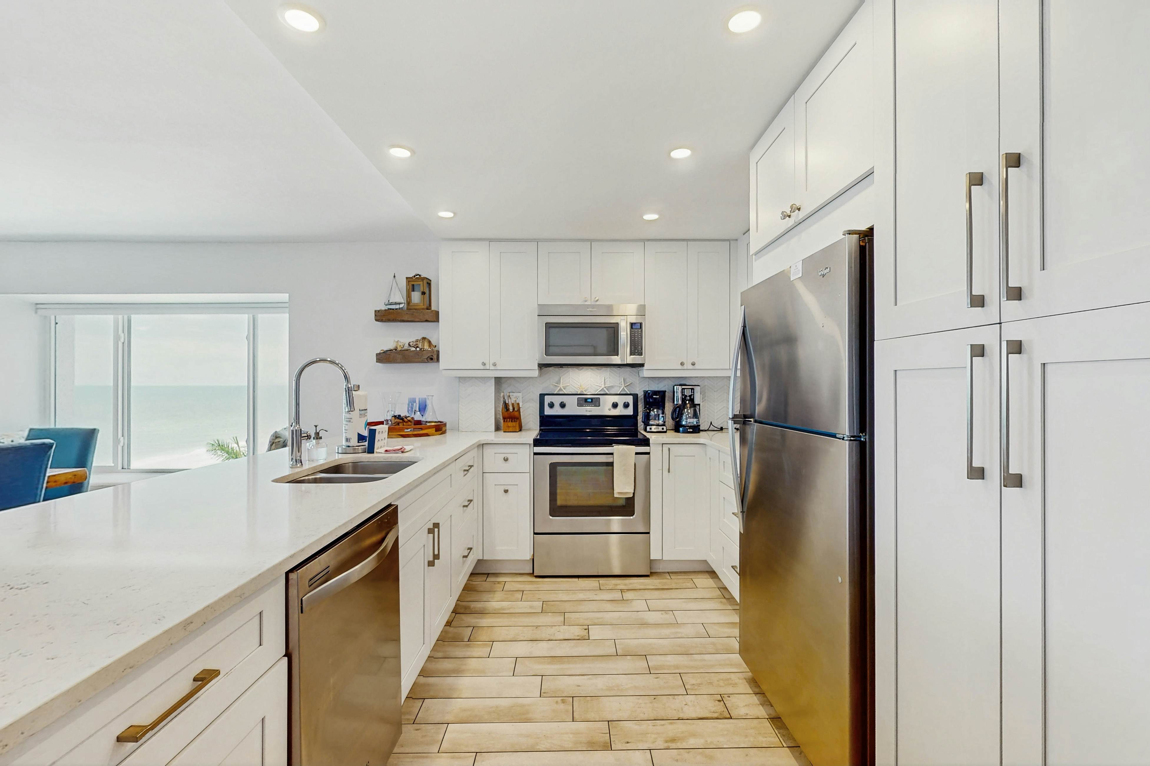 5th-floor beachfront condo w/private balcony, W/D, on-site outdoor pool and AC