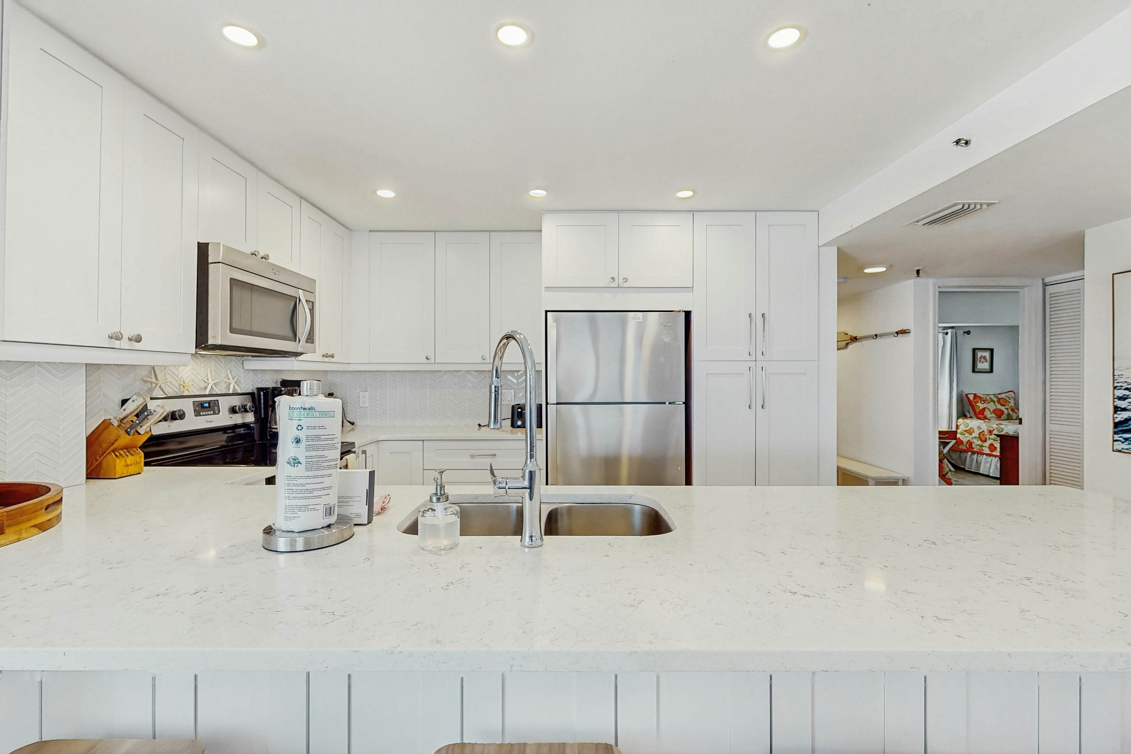 5th-floor beachfront condo w/private balcony, W/D, on-site outdoor pool and AC