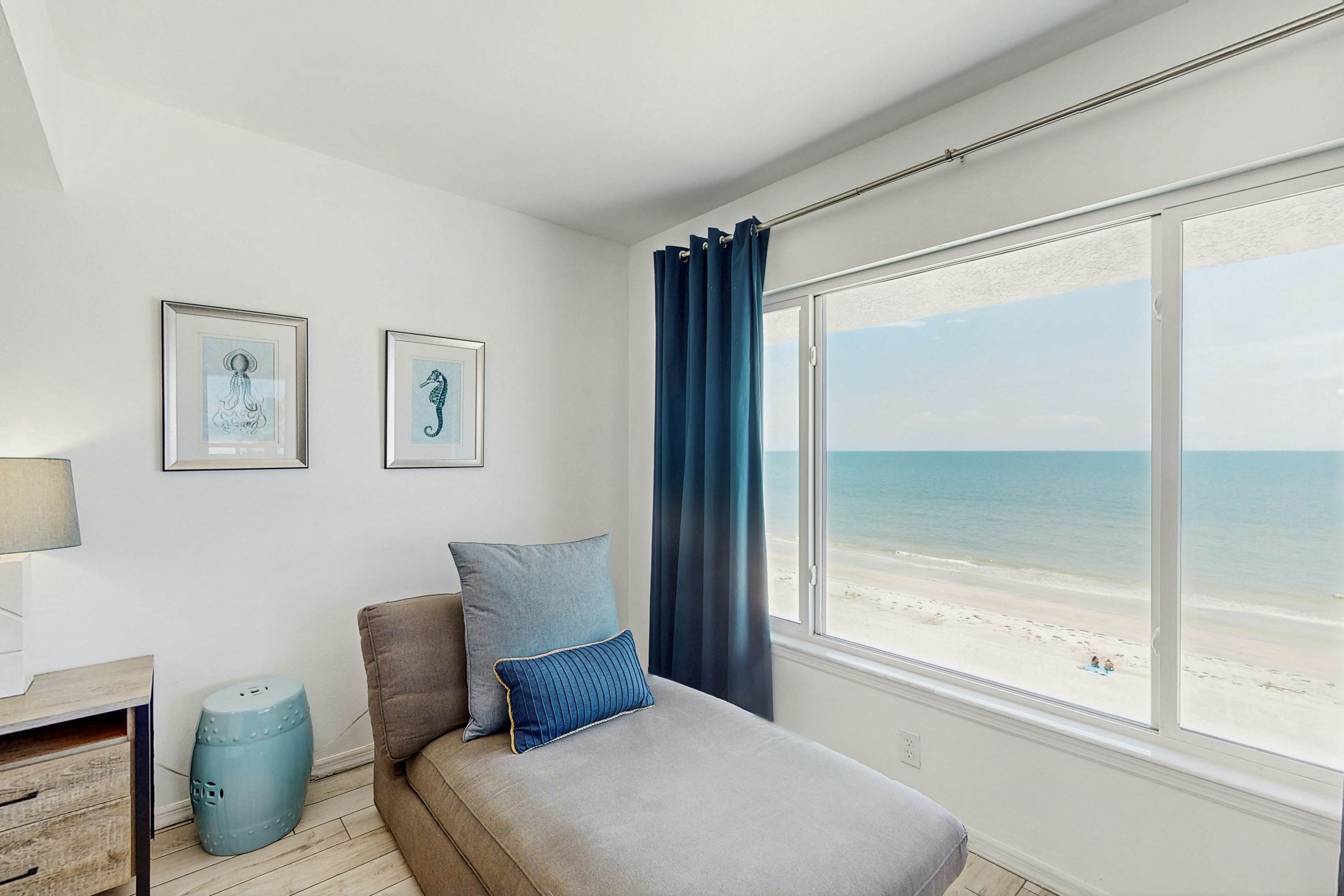 5th-floor beachfront condo w/private balcony, W/D, on-site outdoor pool and AC