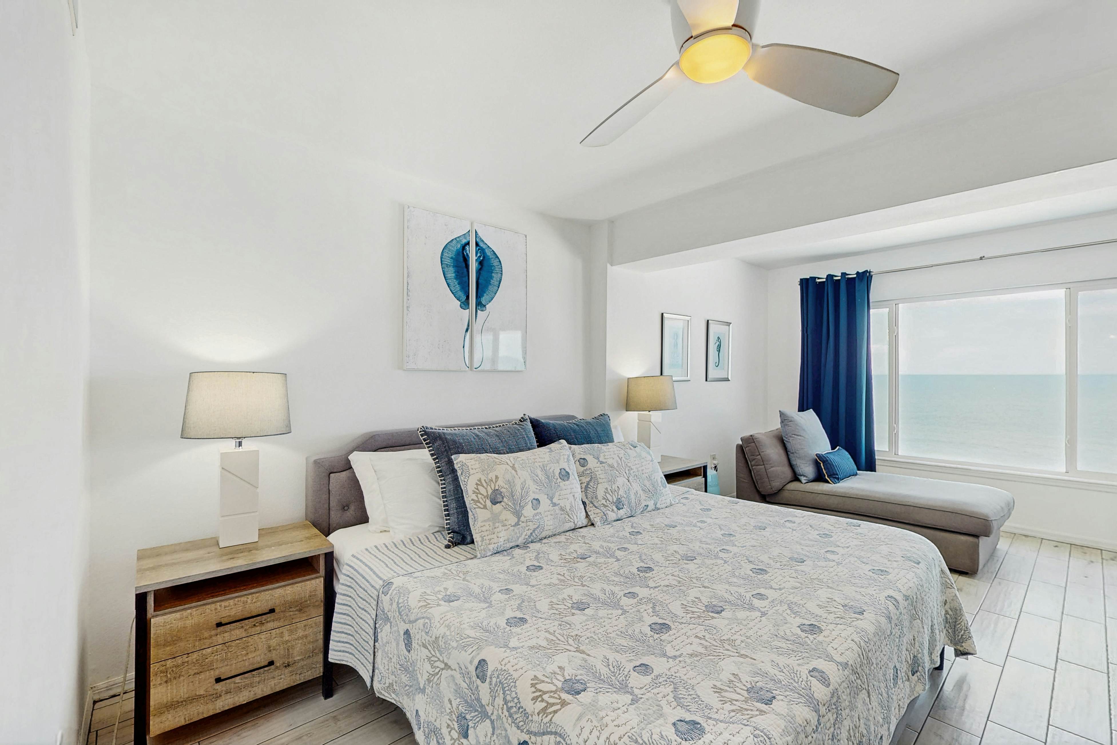 5th-floor beachfront condo w/private balcony, W/D, on-site outdoor pool and AC