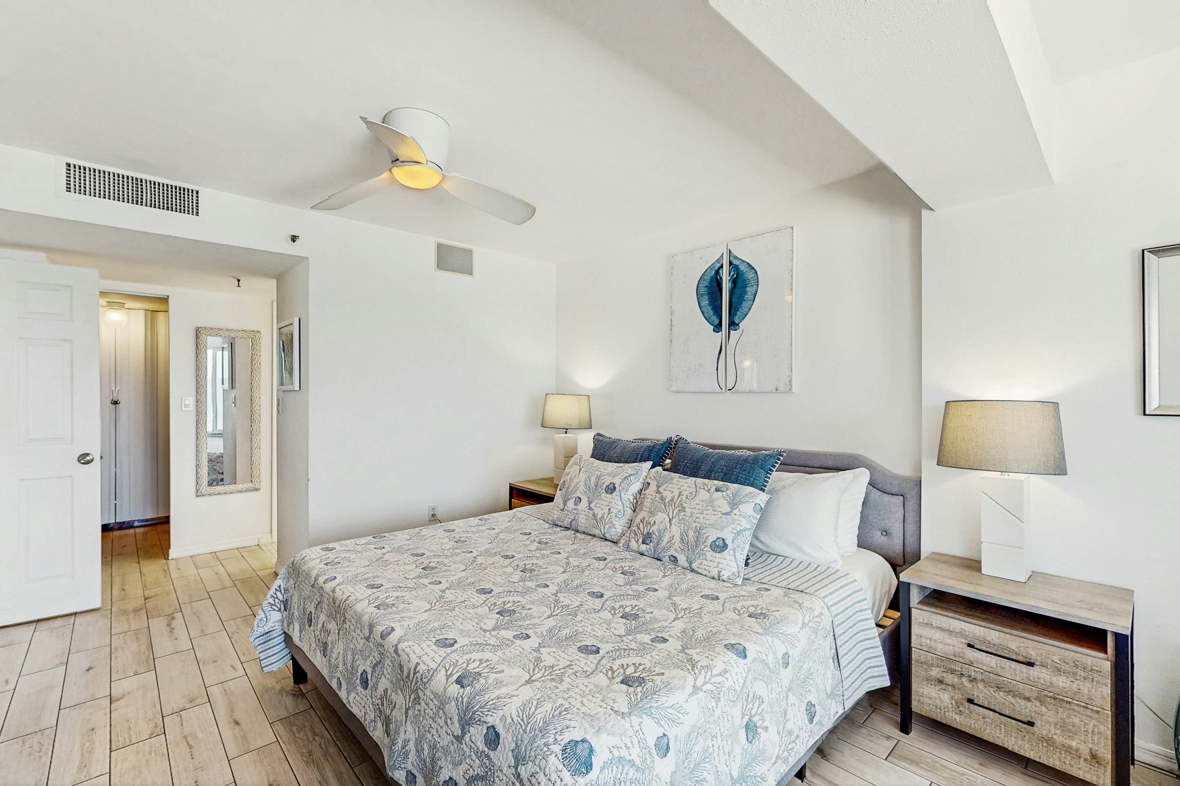 5th-floor beachfront condo w/private balcony, W/D, on-site outdoor pool and AC