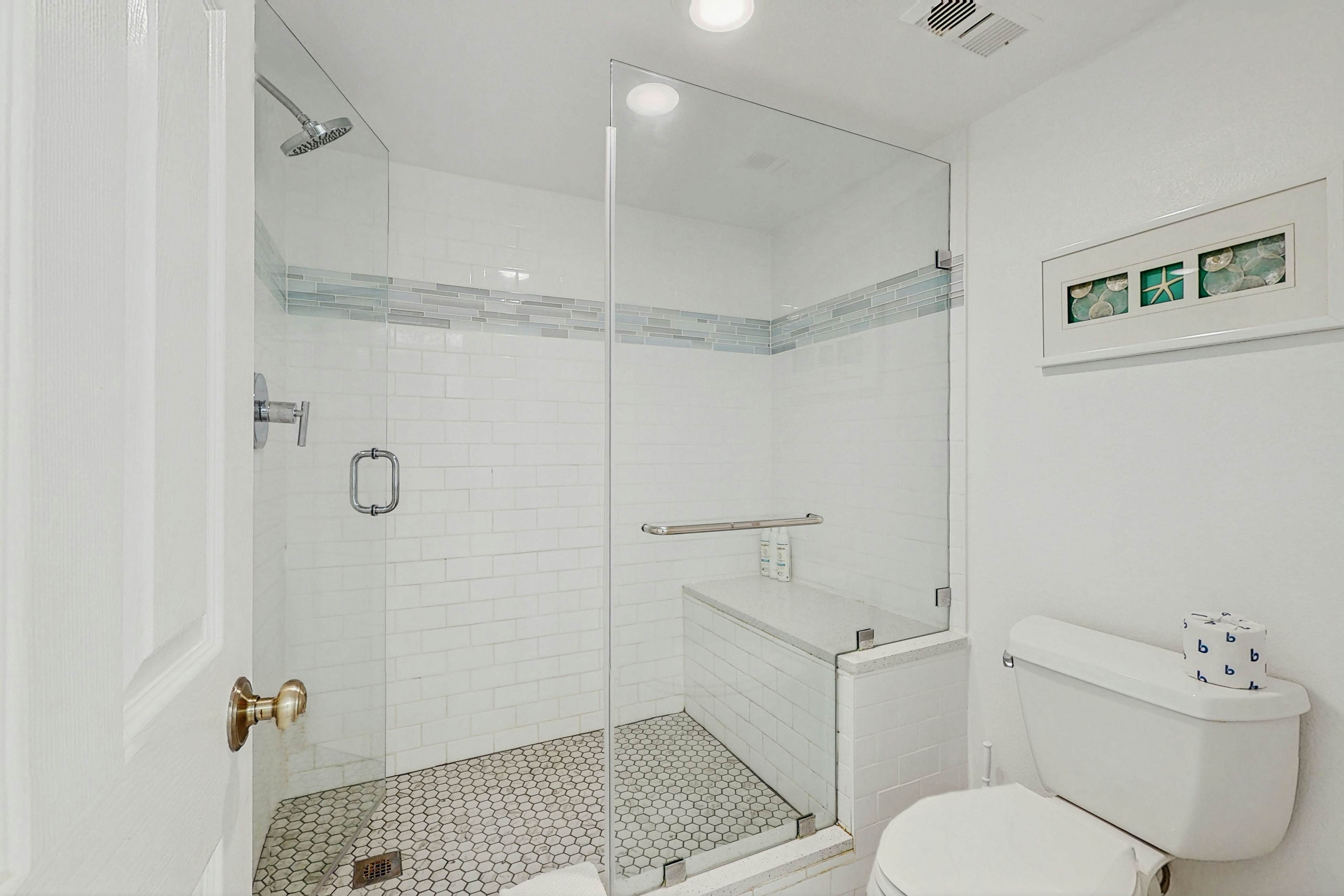 5th-floor beachfront condo w/private balcony, W/D, on-site outdoor pool and AC