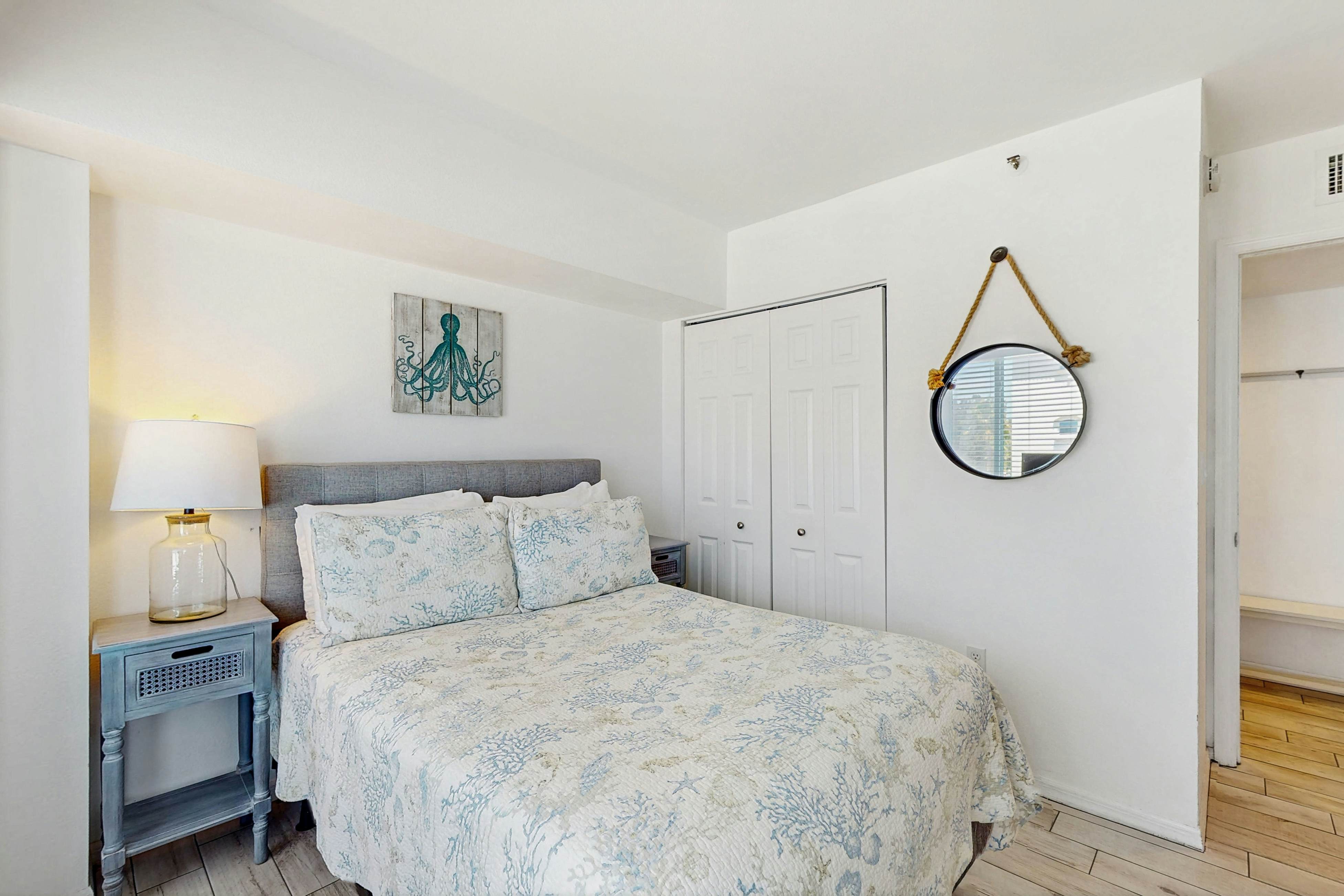 5th-floor beachfront condo w/private balcony, W/D, on-site outdoor pool and AC