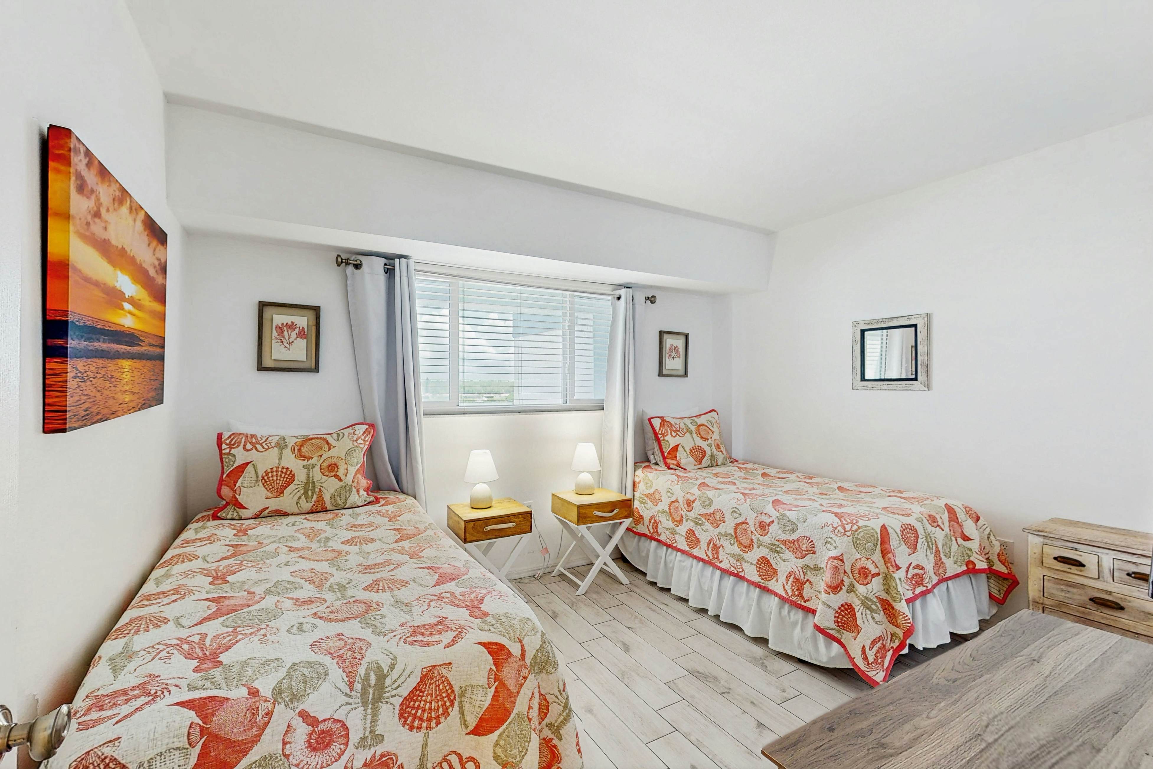 5th-floor beachfront condo w/private balcony, W/D, on-site outdoor pool and AC