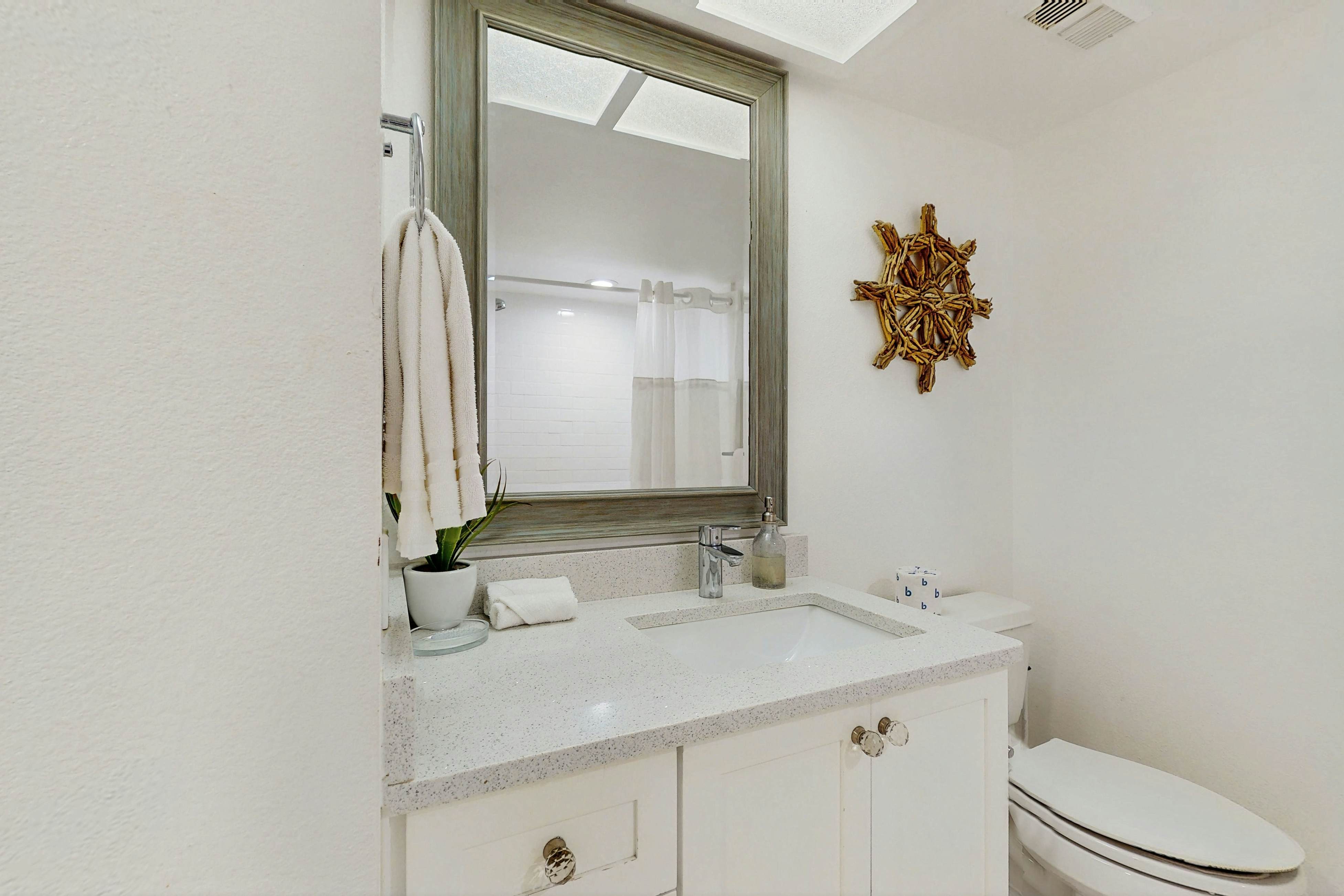 5th-floor beachfront condo w/private balcony, W/D, on-site outdoor pool and AC