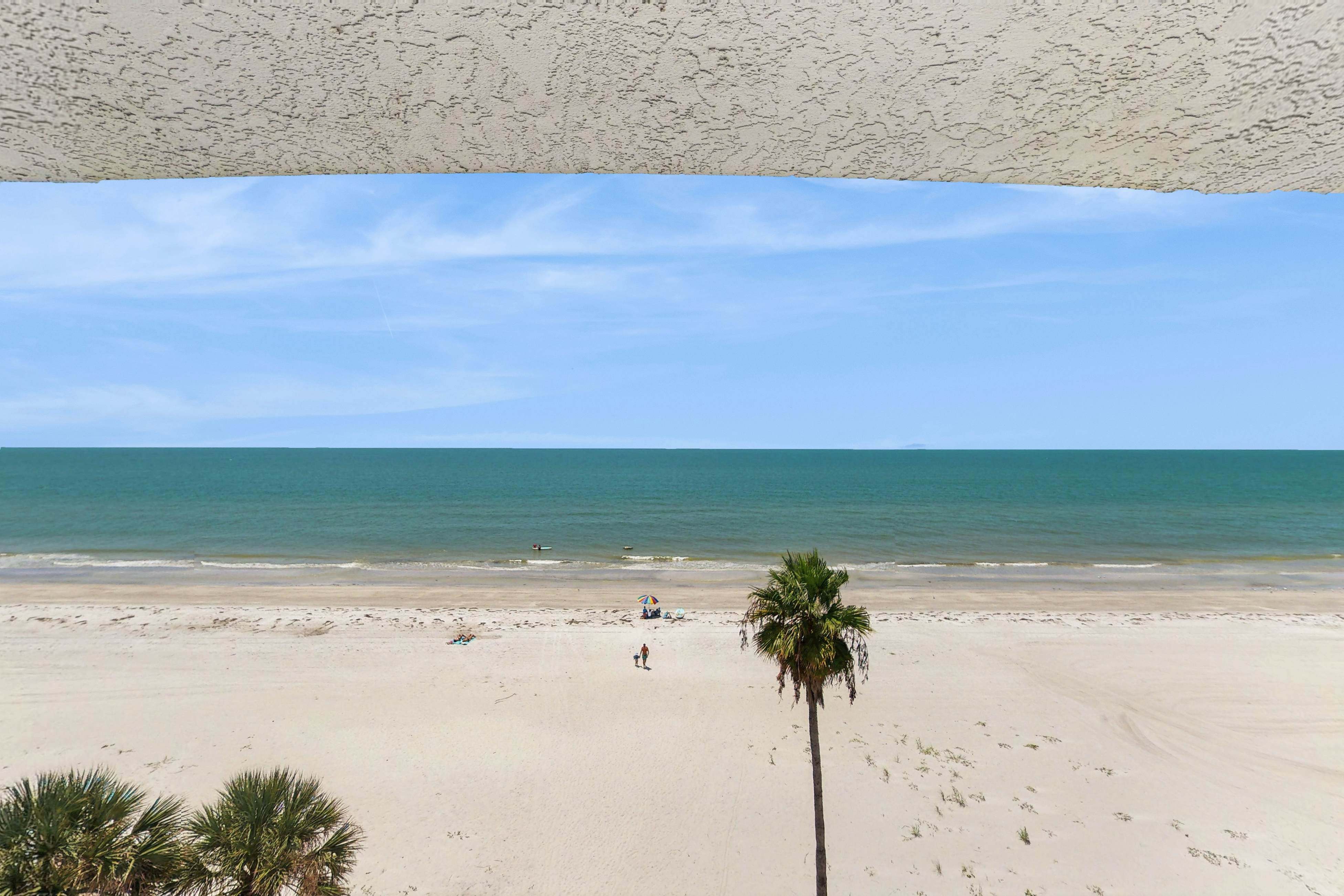 5th-floor beachfront condo w/private balcony, W/D, on-site outdoor pool and AC