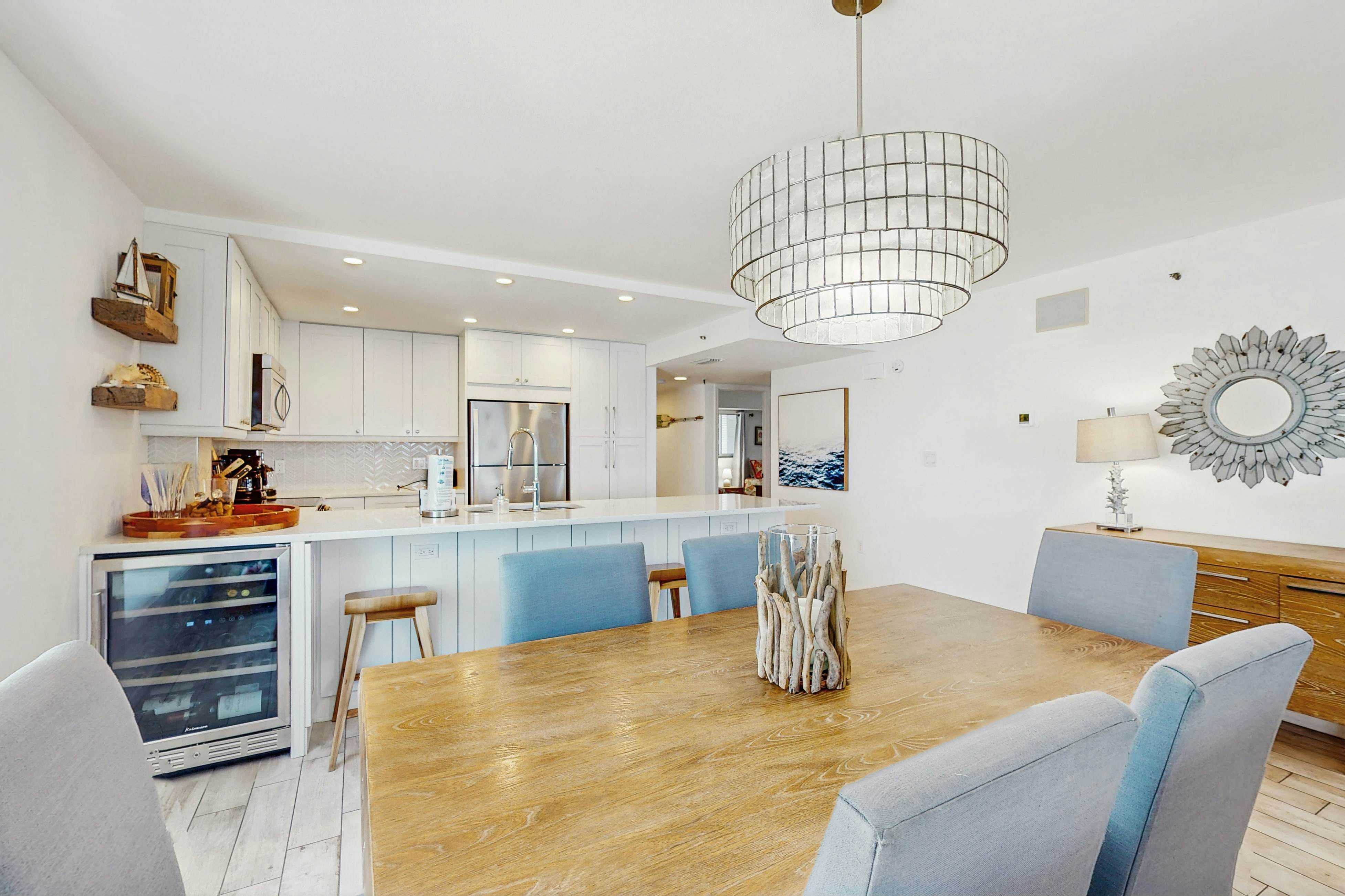 5th-floor beachfront condo w/private balcony, W/D, on-site outdoor pool and AC