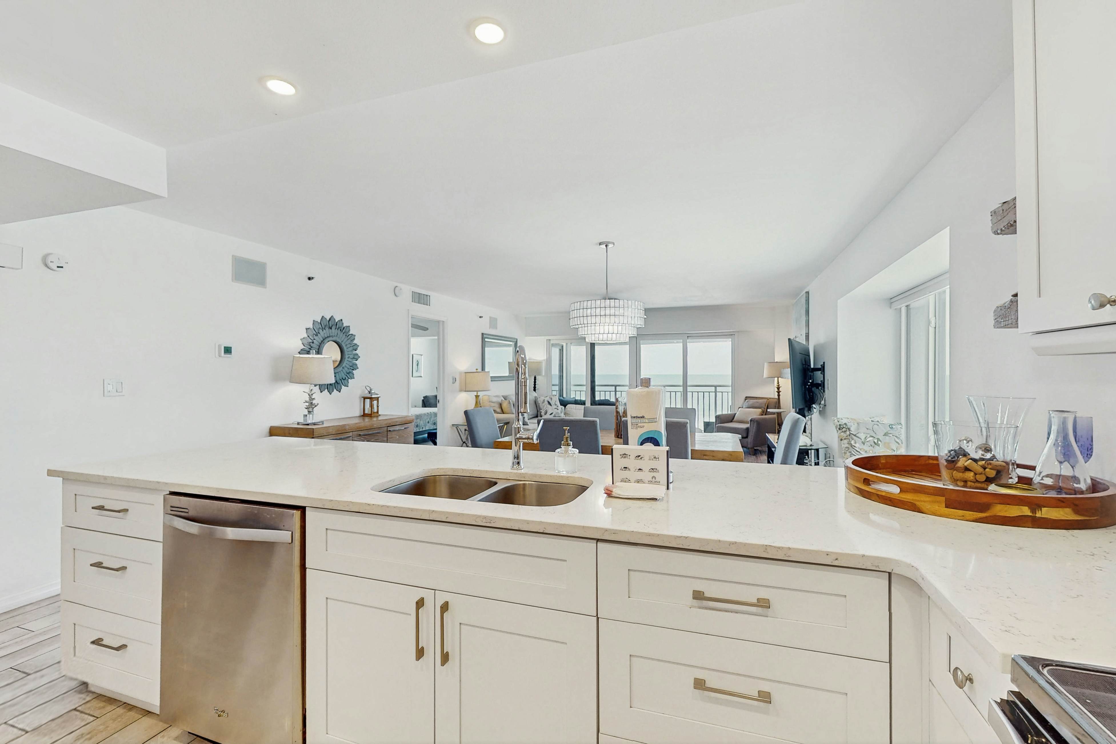 5th-floor beachfront condo w/private balcony, W/D, on-site outdoor pool and AC