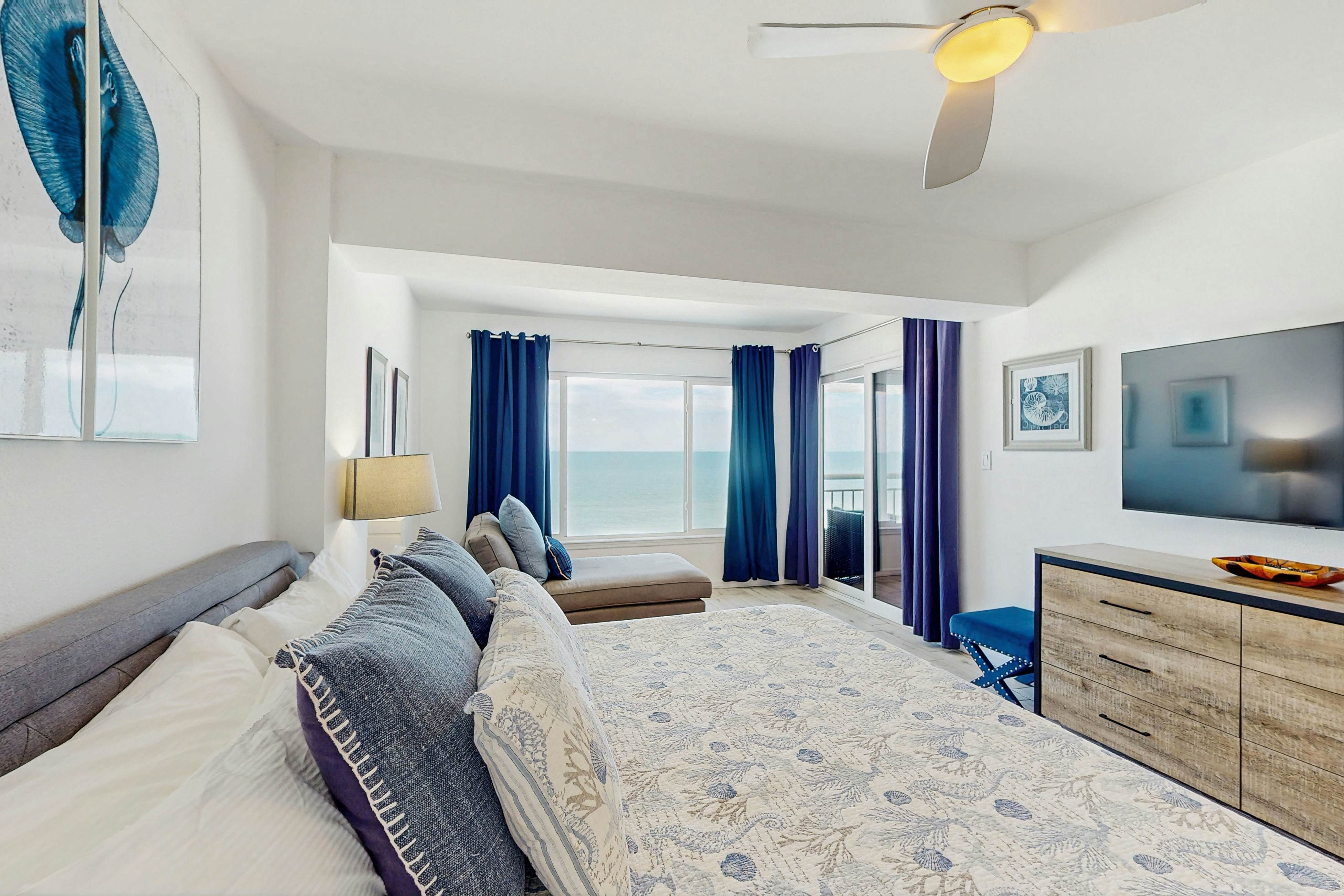 5th-floor beachfront condo w/private balcony, W/D, on-site outdoor pool and AC