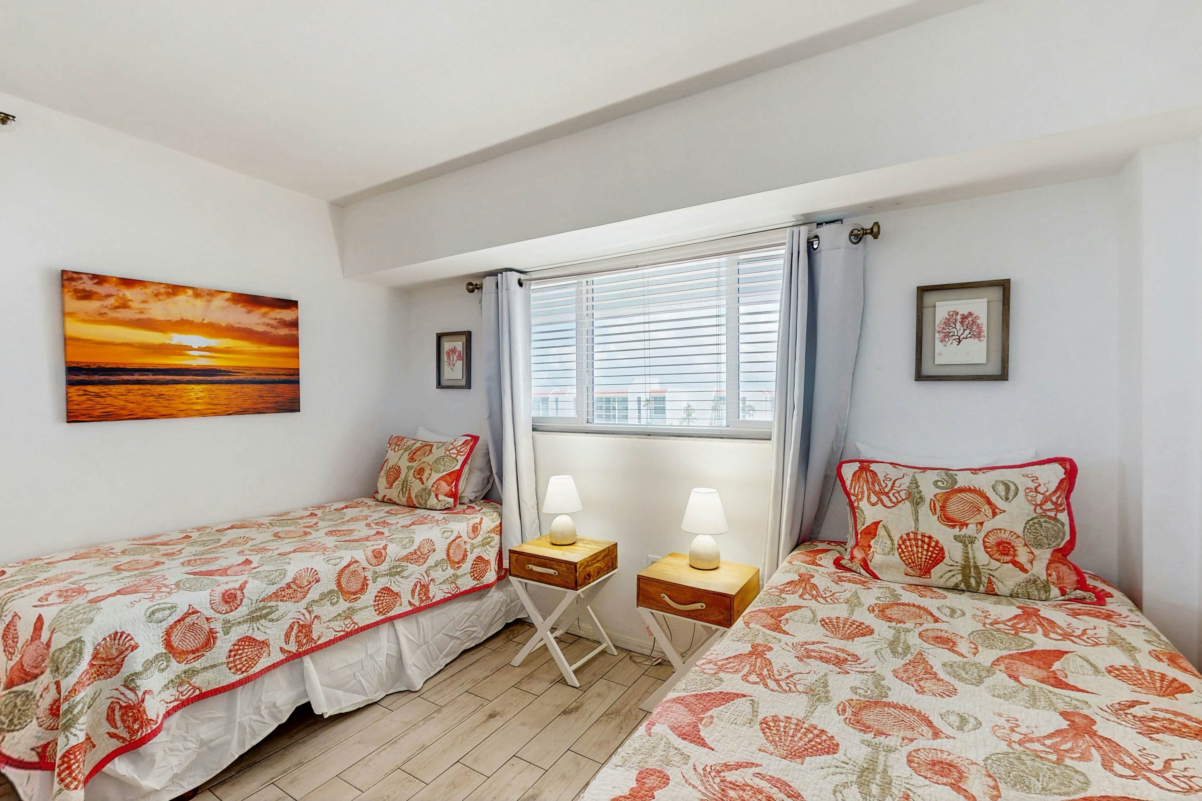 5th-floor beachfront condo w/private balcony, W/D, on-site outdoor pool and AC