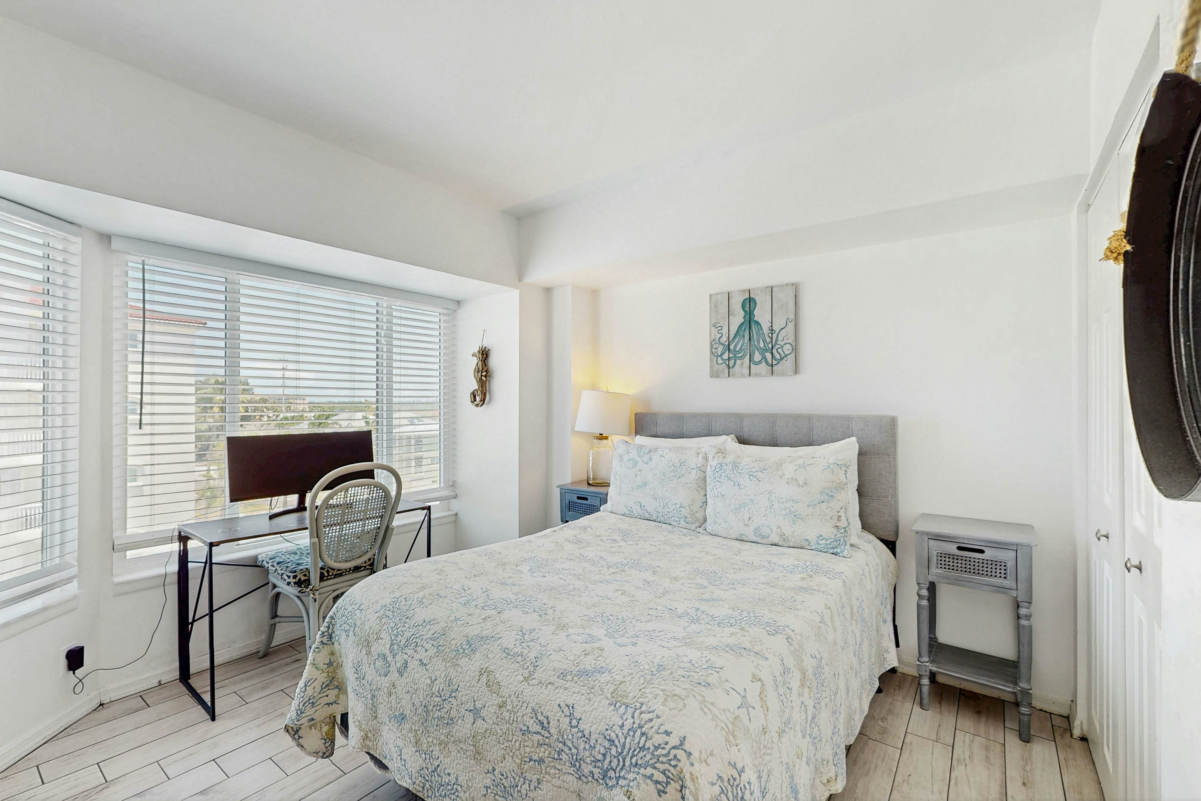 5th-floor beachfront condo w/private balcony, W/D, on-site outdoor pool and AC