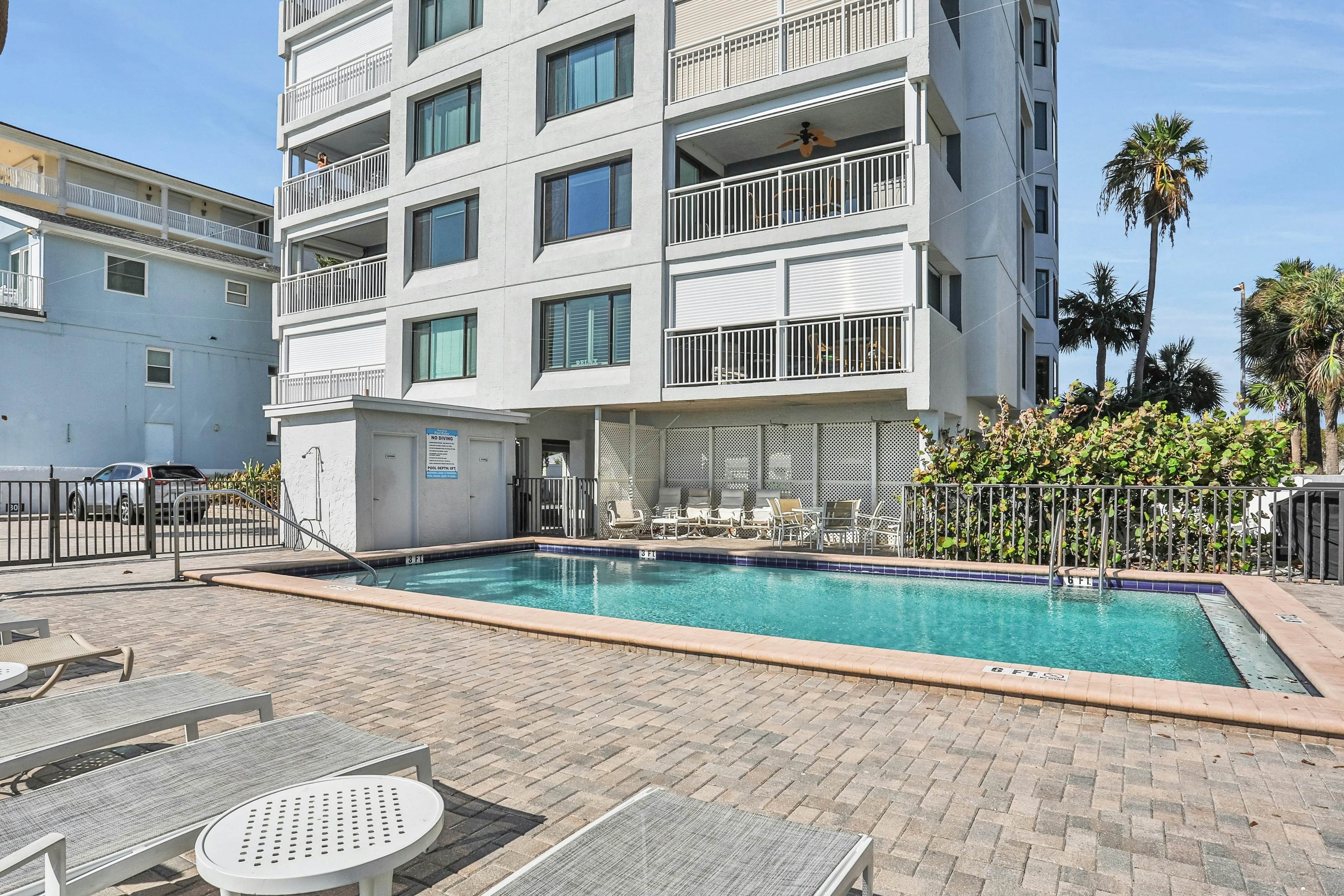 5th-floor beachfront condo w/private balcony, W/D, on-site outdoor pool and AC
